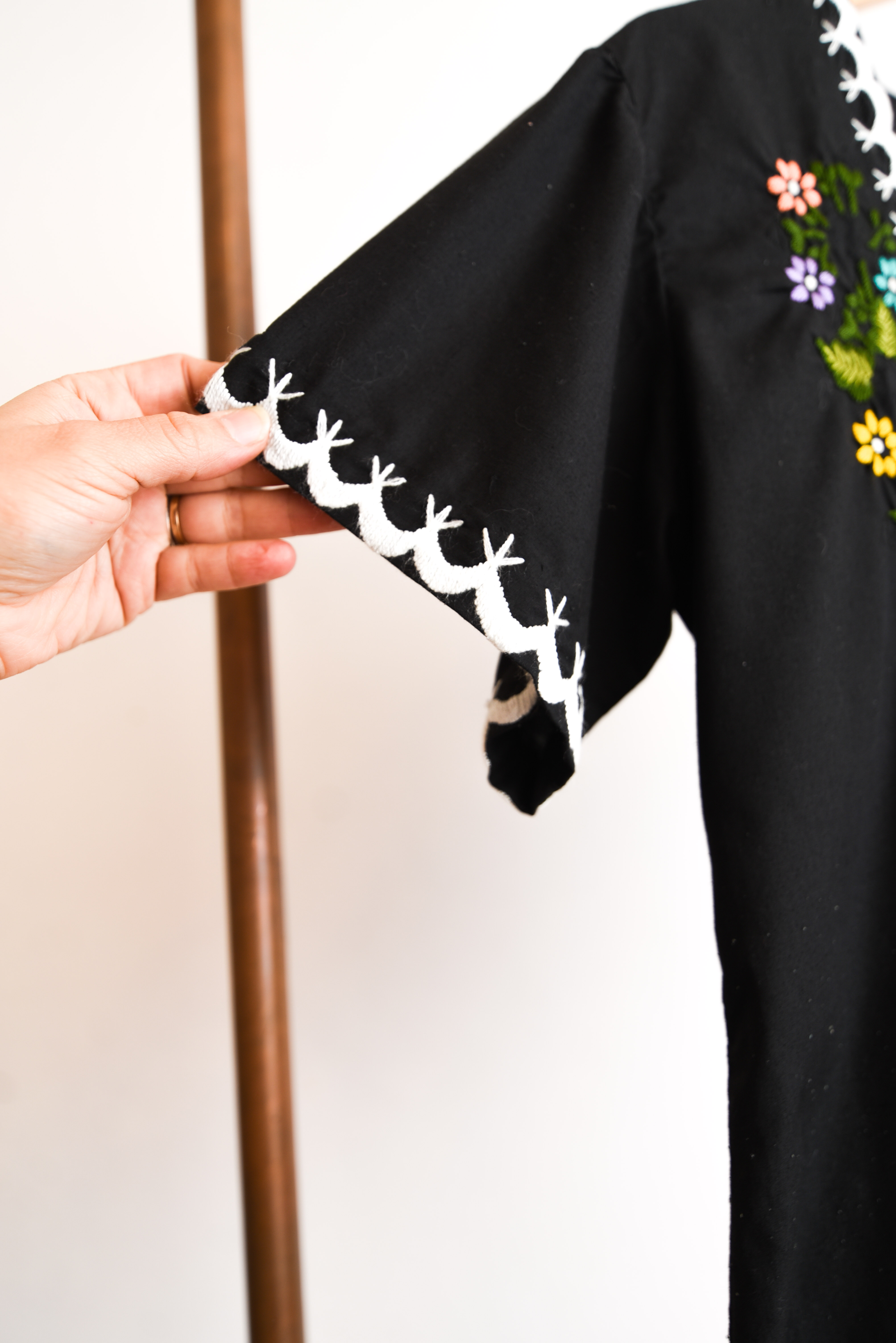 Blusa negra bordada vintage handmade