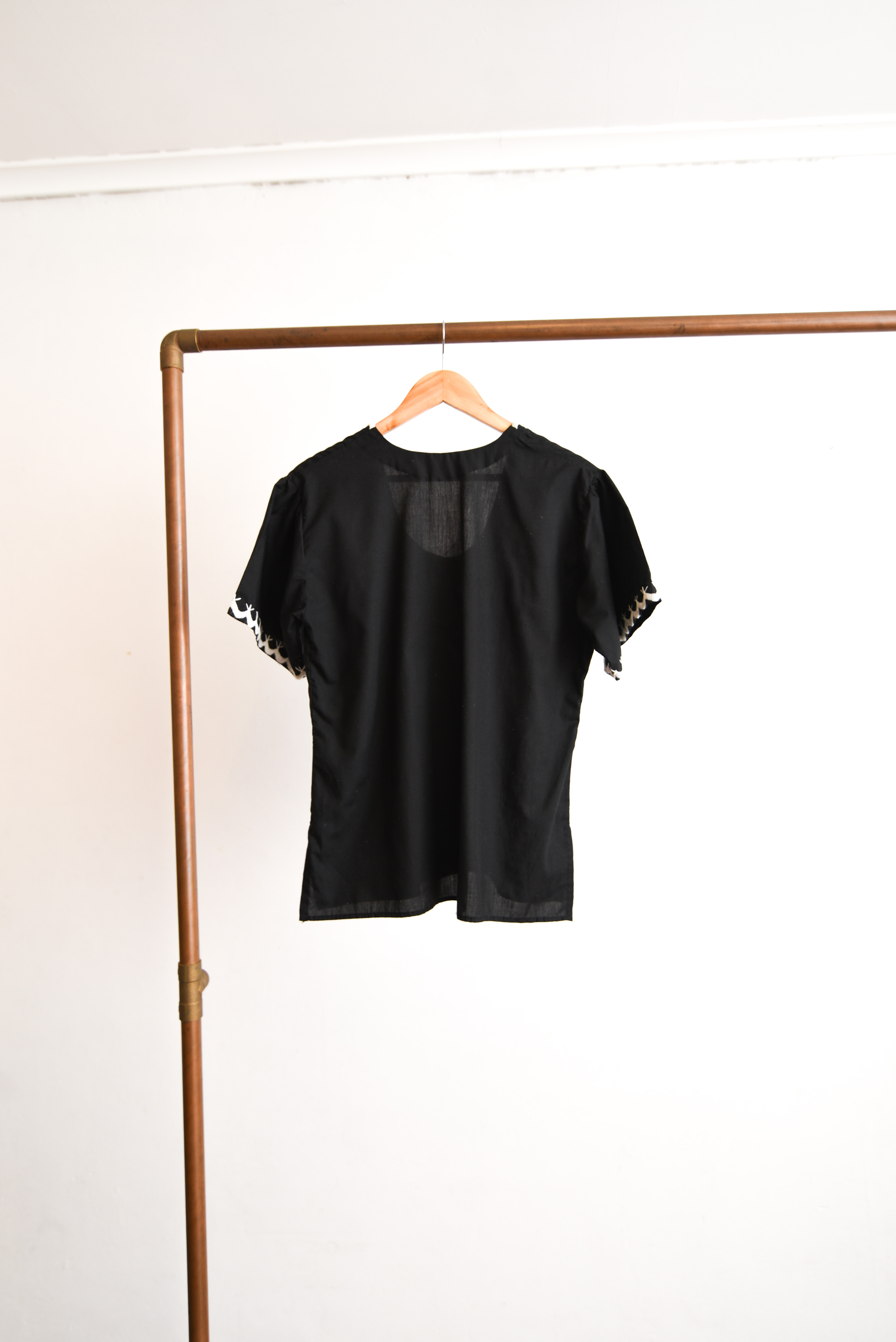 Blusa negra bordada vintage handmade