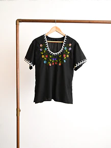 Blusa negra bordada vintage handmade