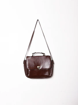 Cartera café hebilla corazón