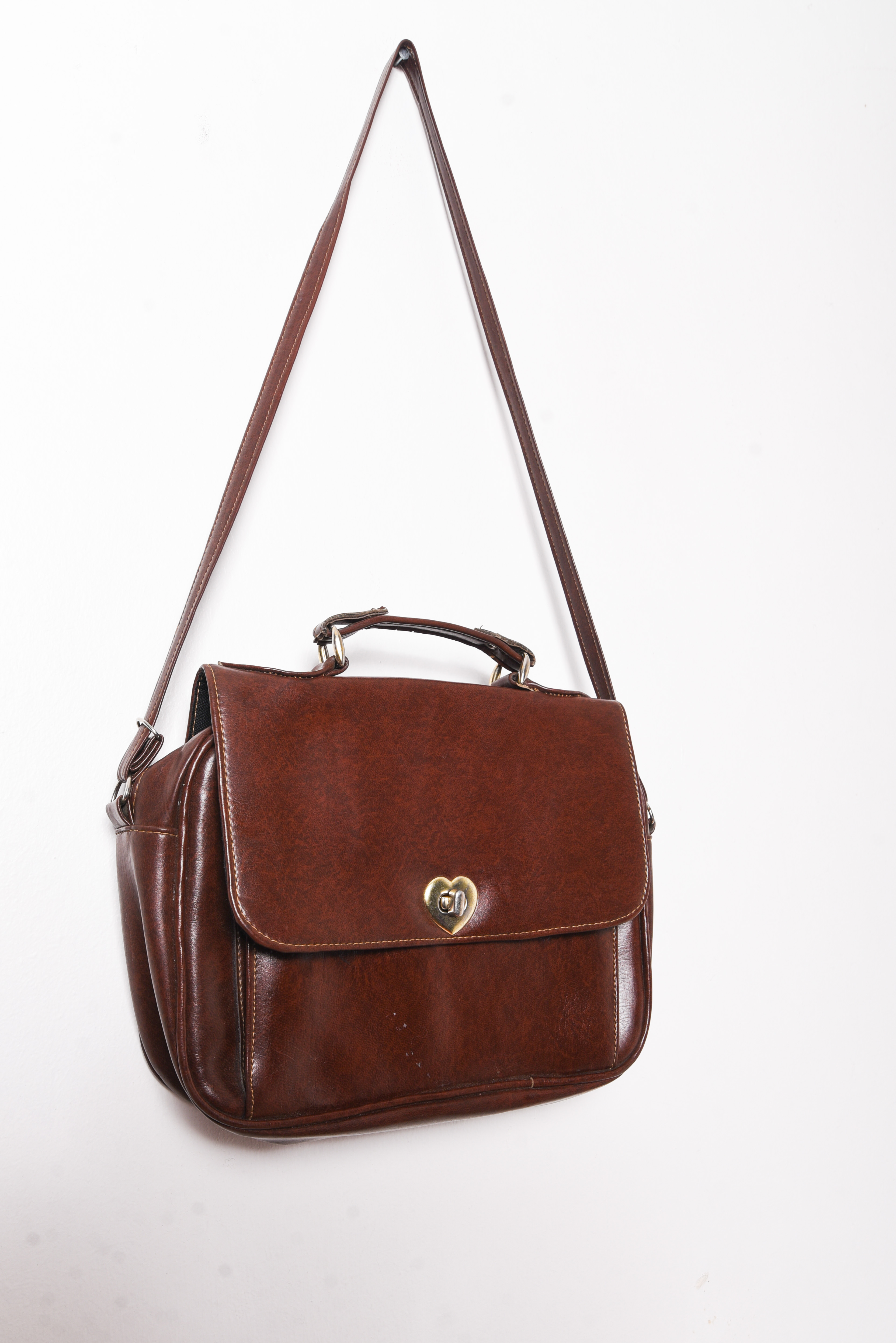 Cartera café hebilla corazón