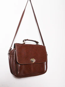 Cartera café hebilla corazón