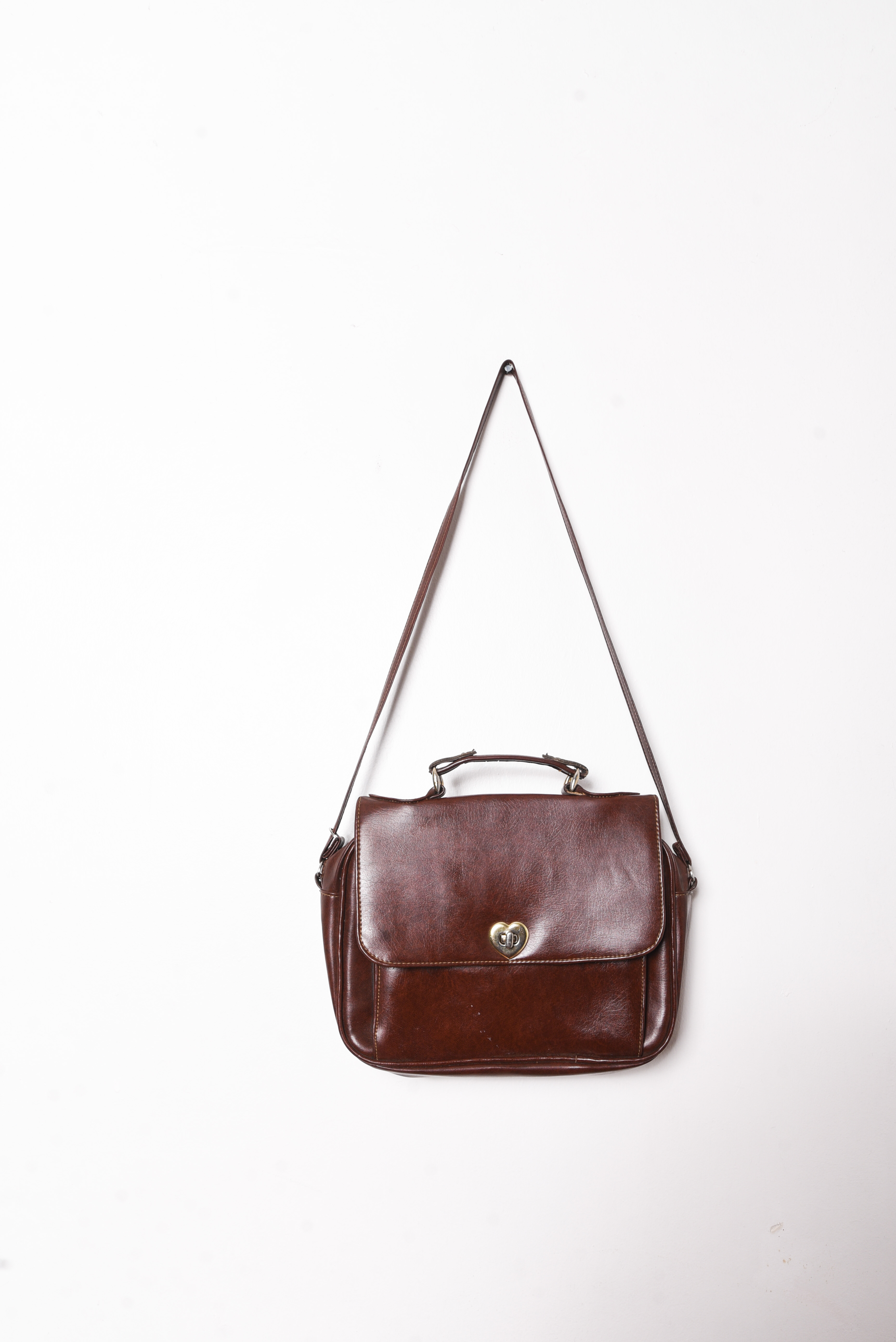 Cartera café hebilla corazón