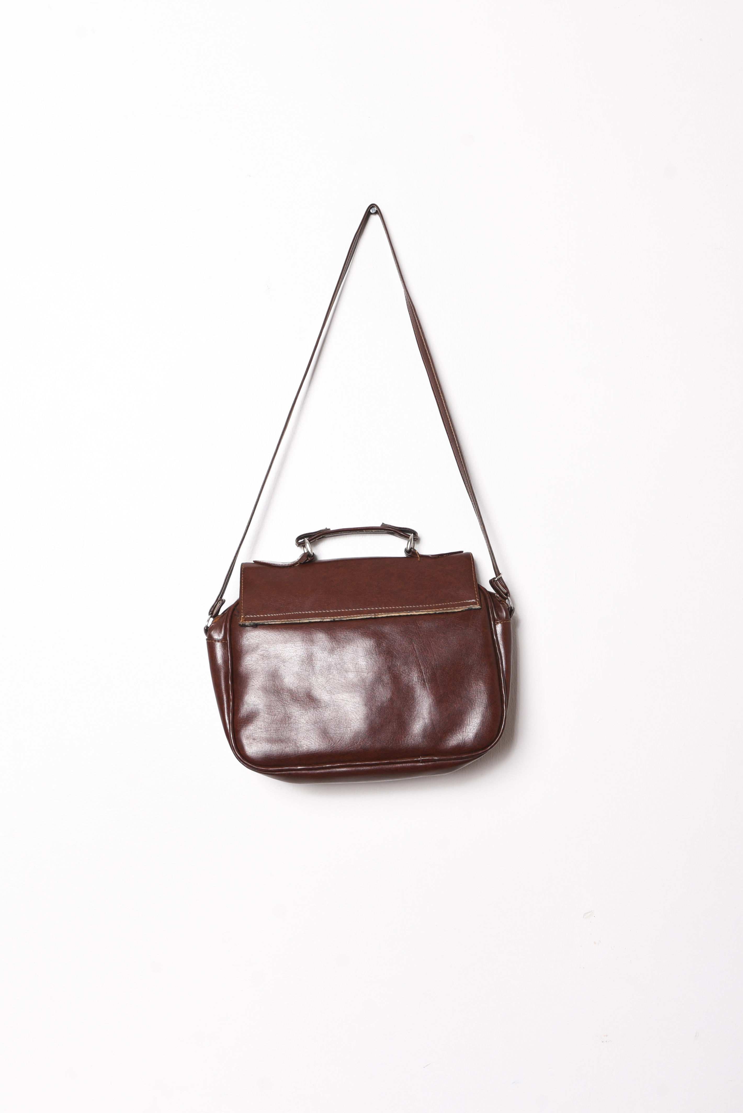 Cartera café hebilla corazón