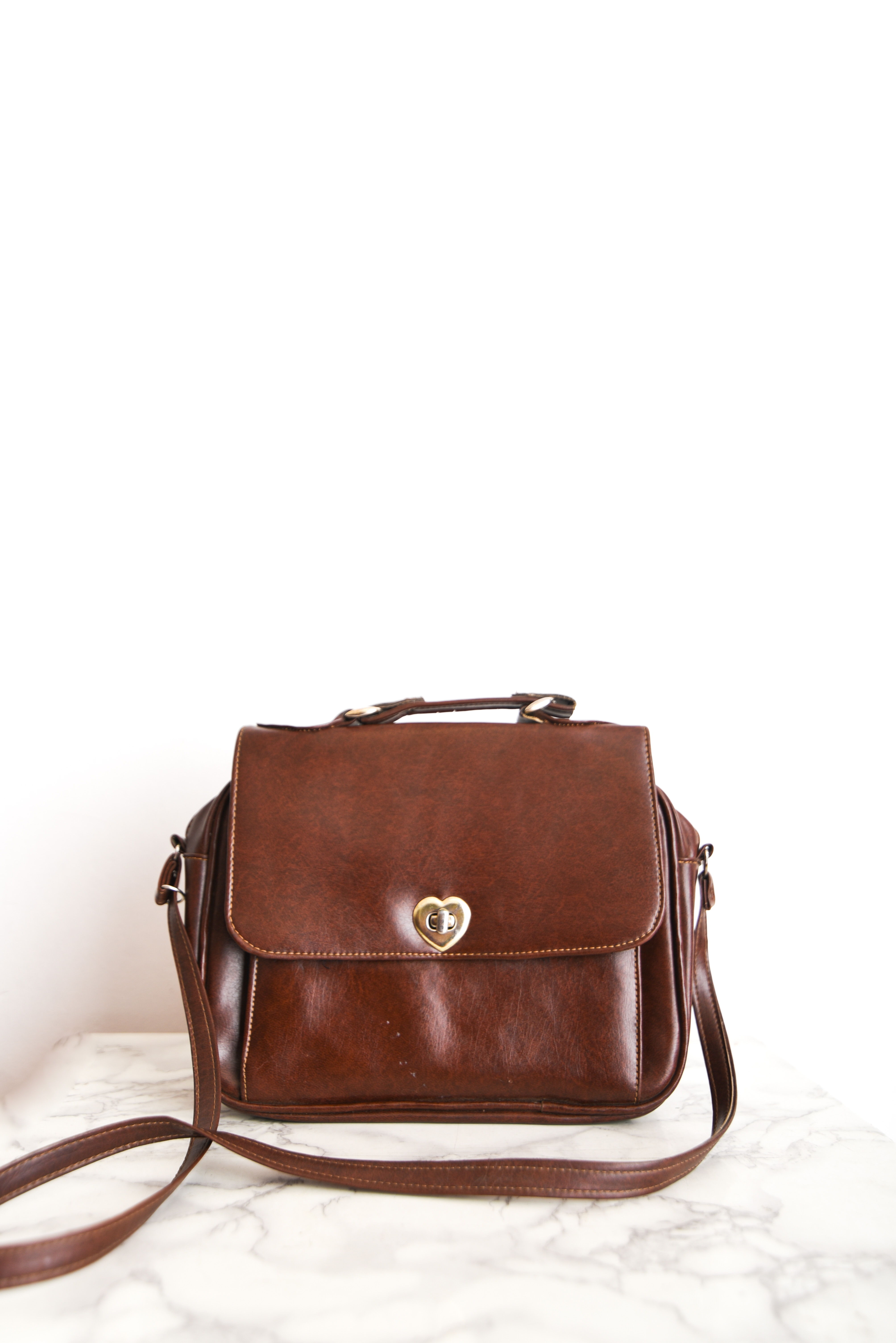 Cartera café hebilla corazón