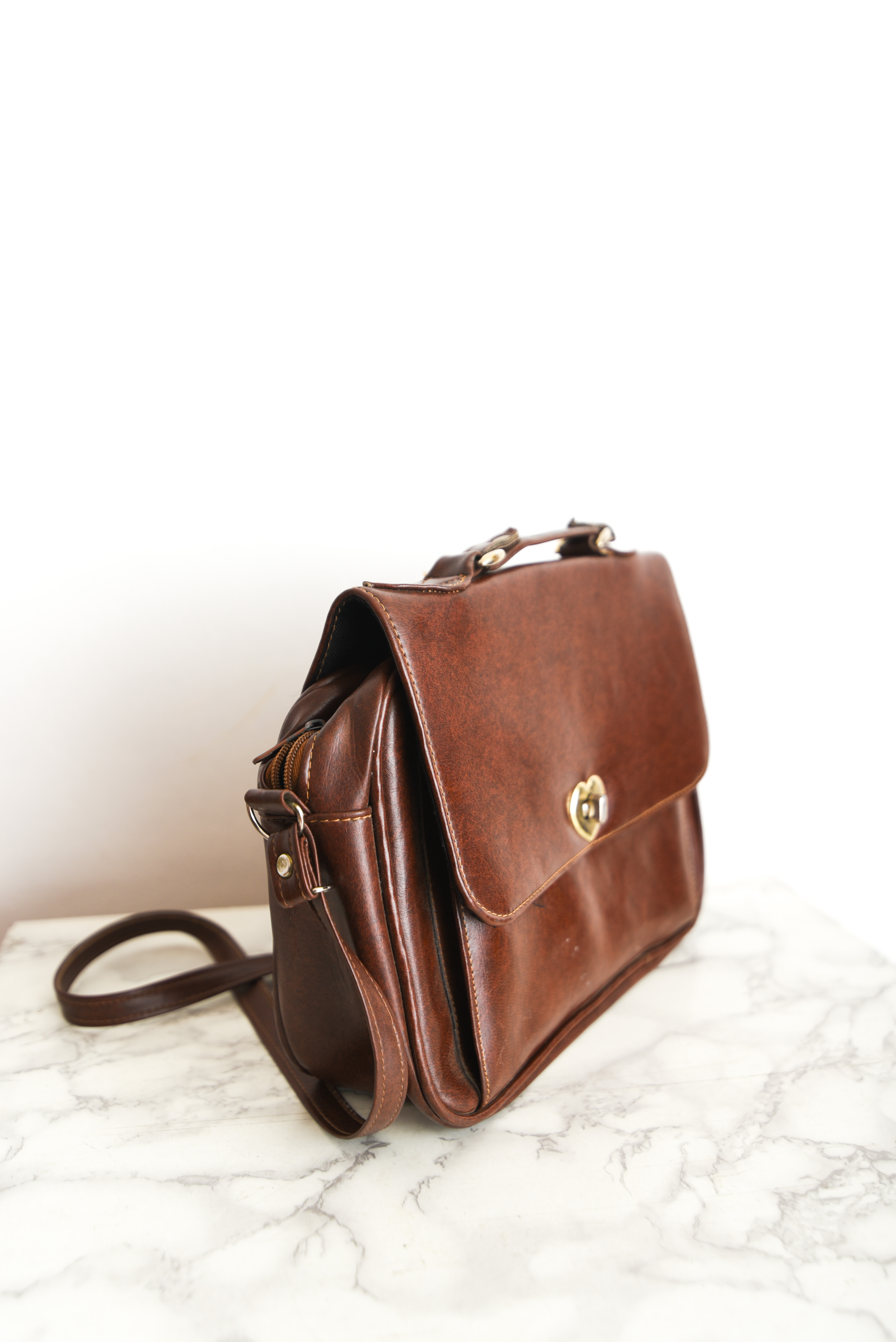 Cartera café hebilla corazón