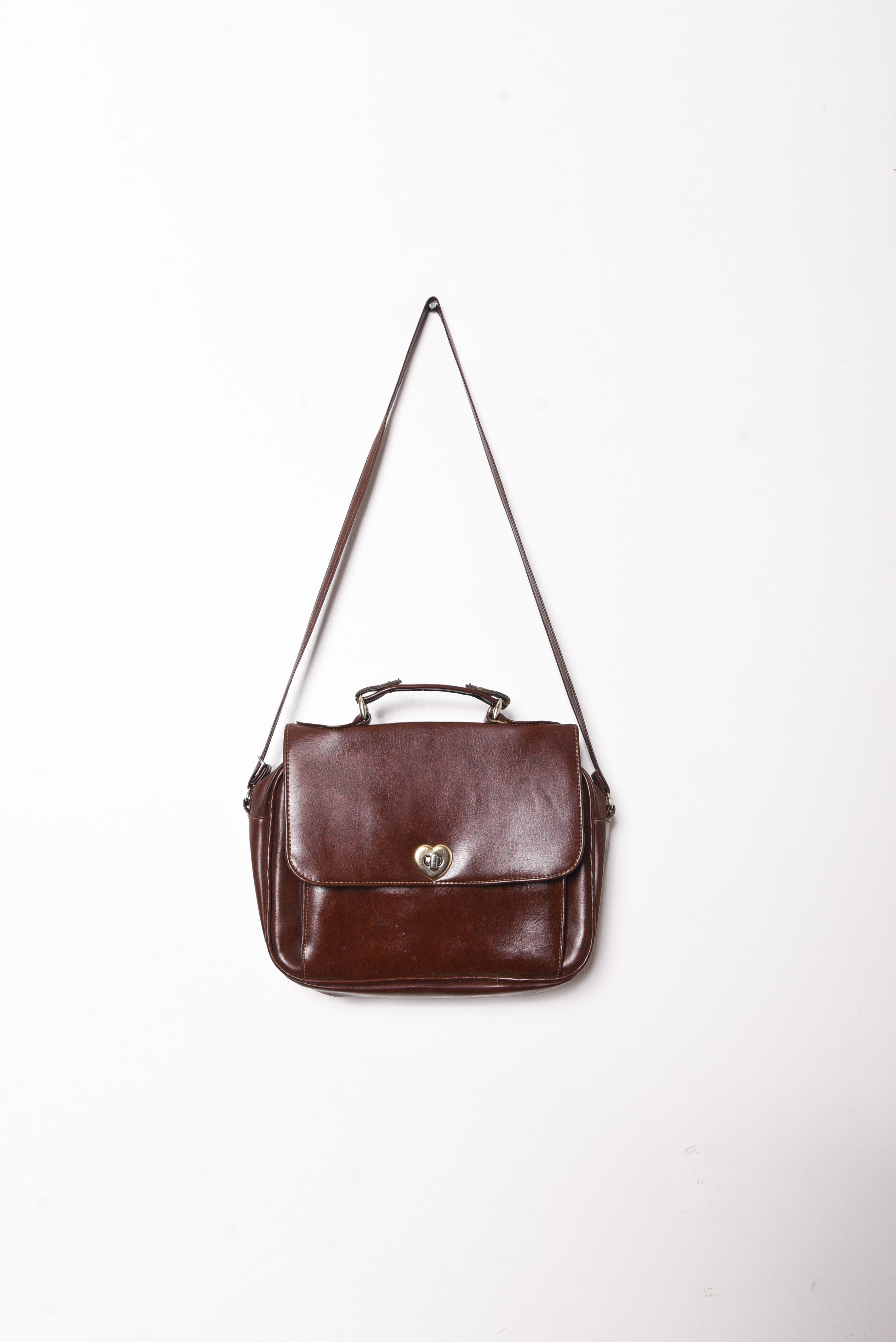 Cartera café hebilla corazón
