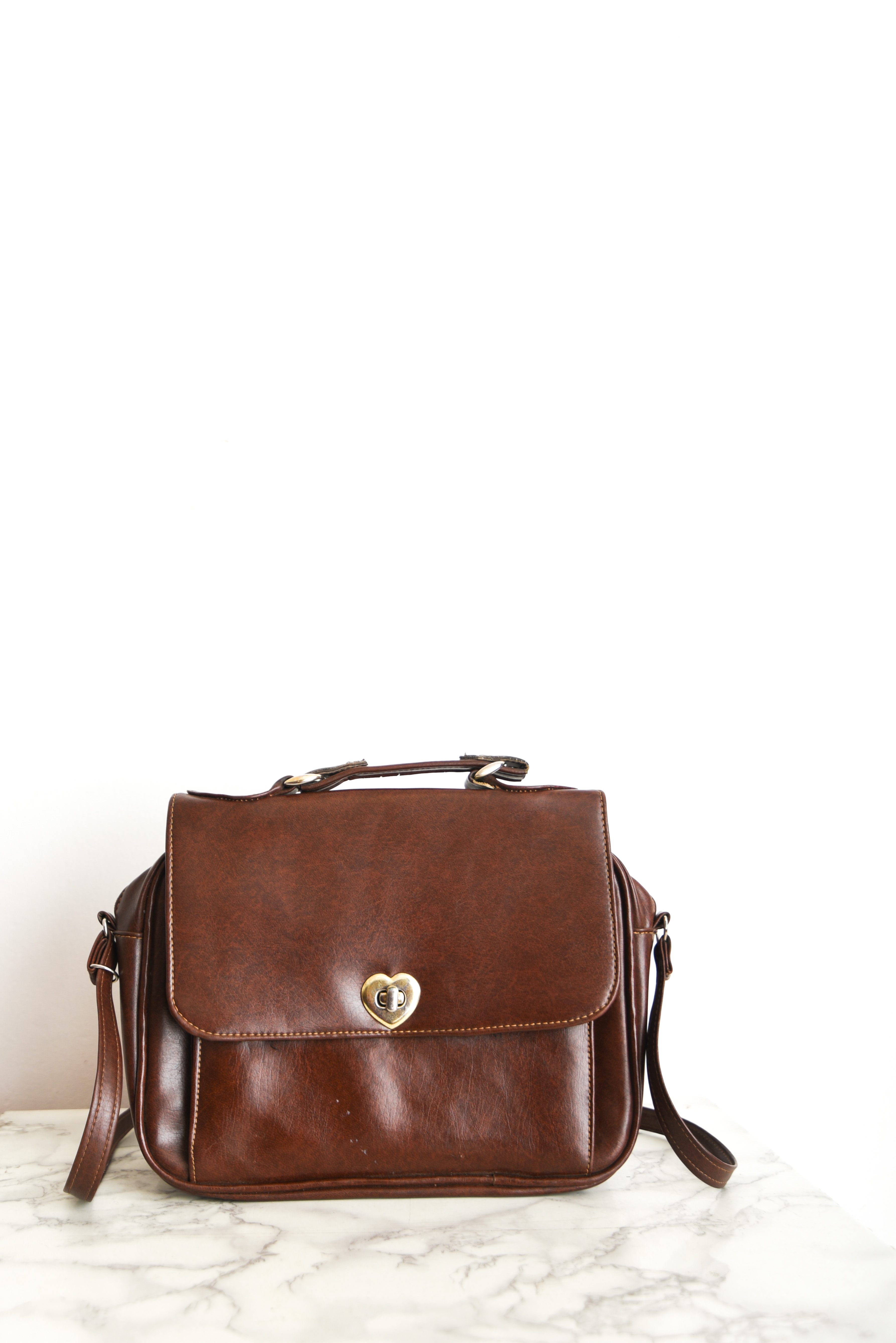 Cartera café hebilla corazón