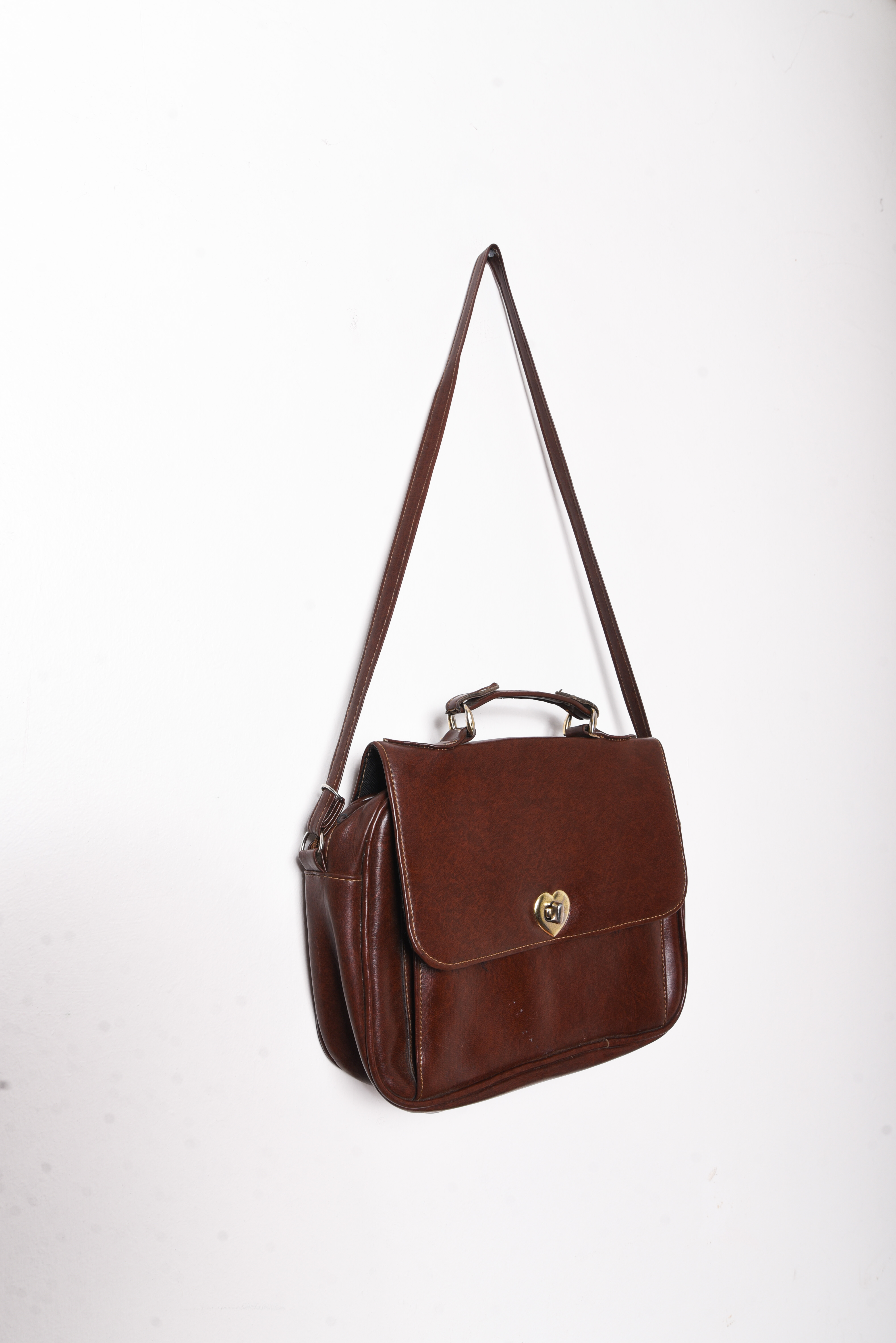 Cartera café hebilla corazón