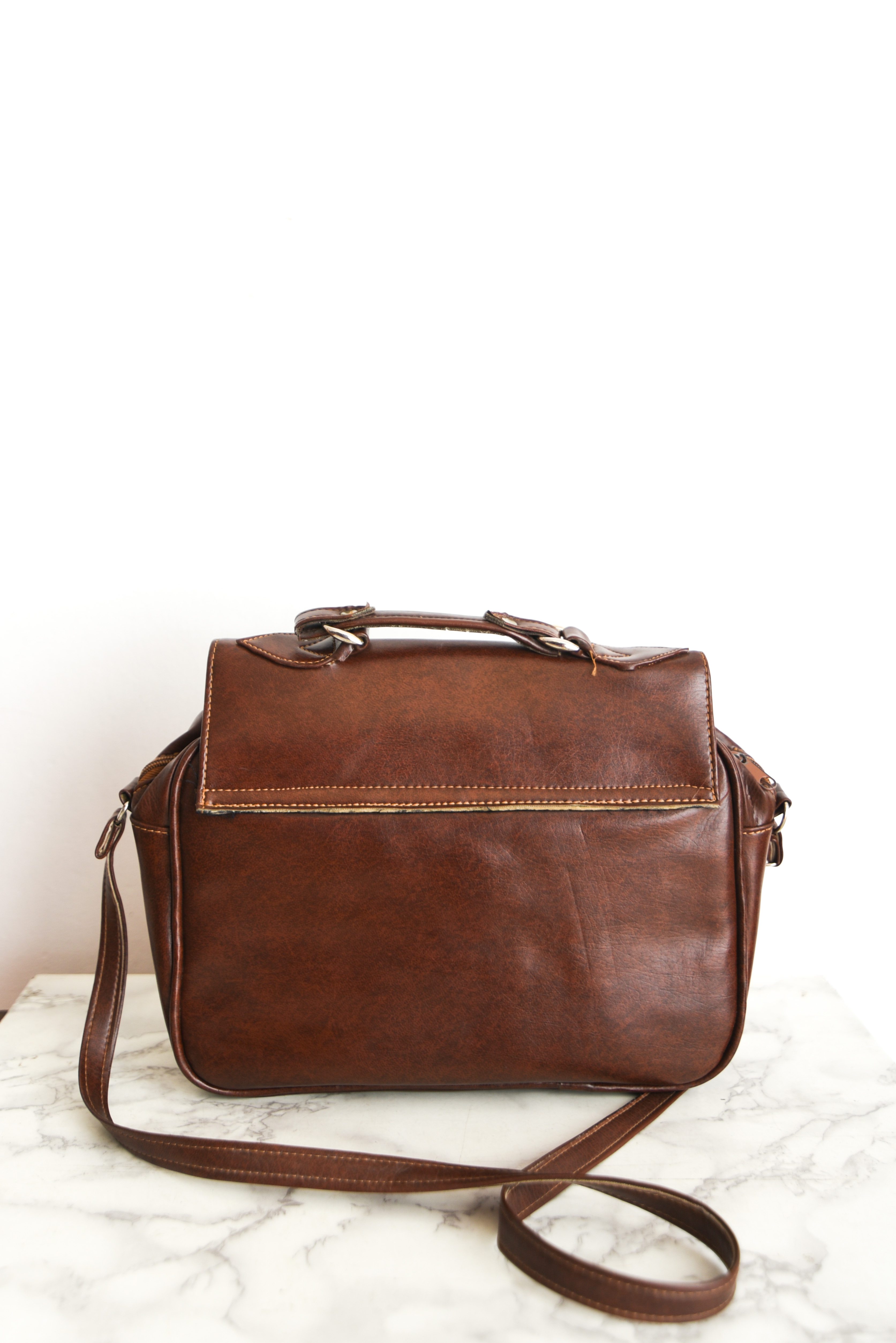 Cartera café hebilla corazón