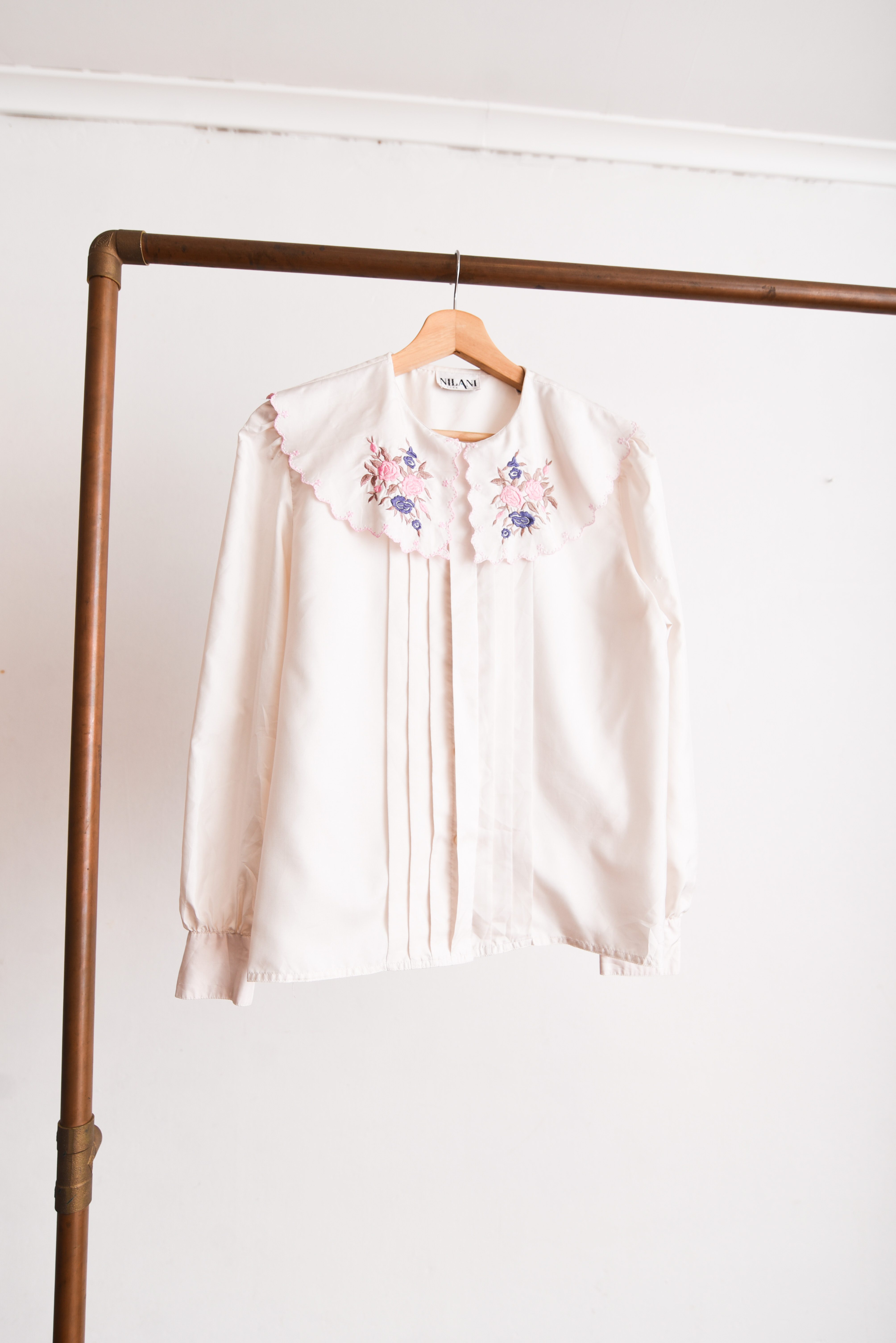 Blusa vintage marfil cuello bobo bordado