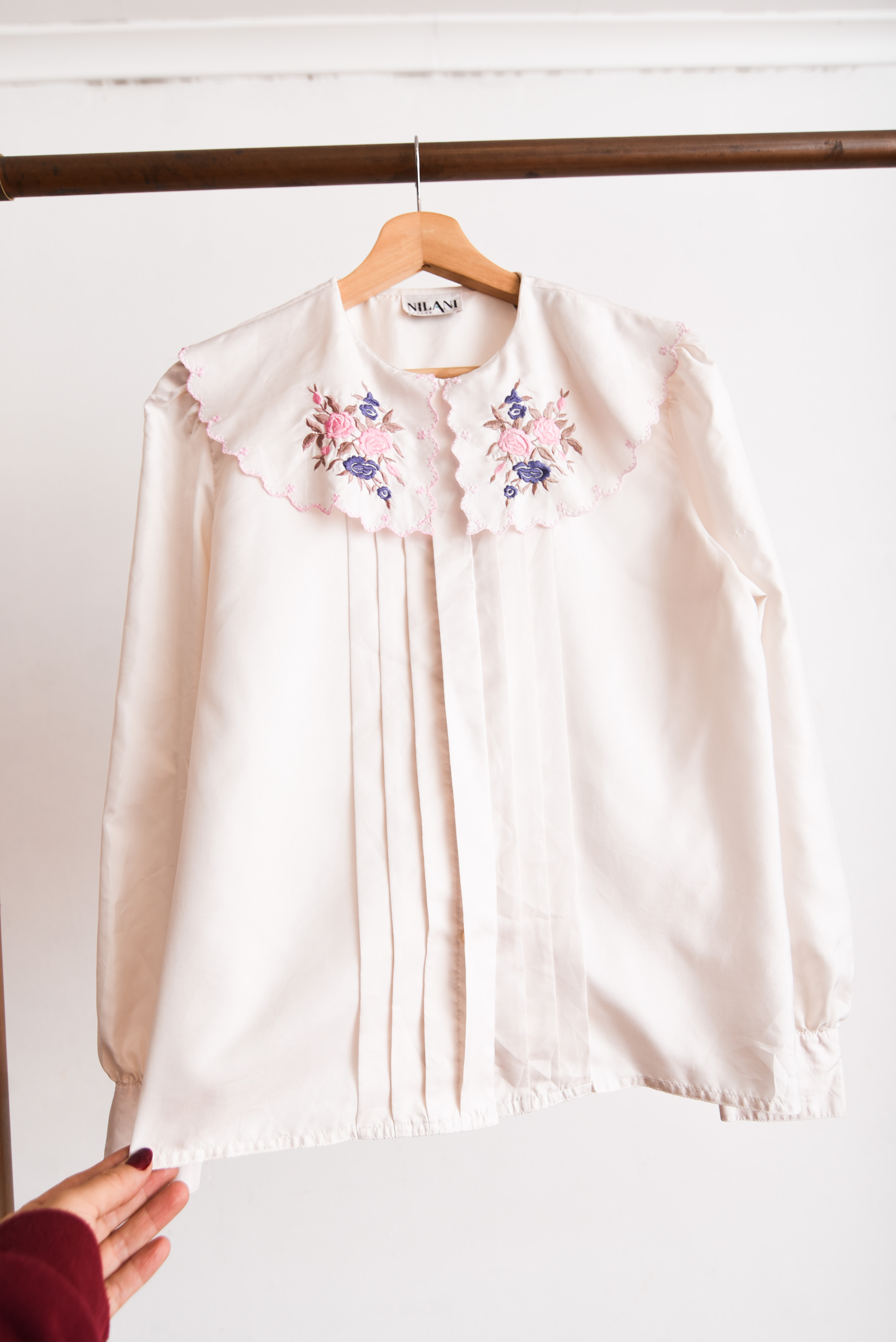 Blusa vintage marfil cuello bobo bordado