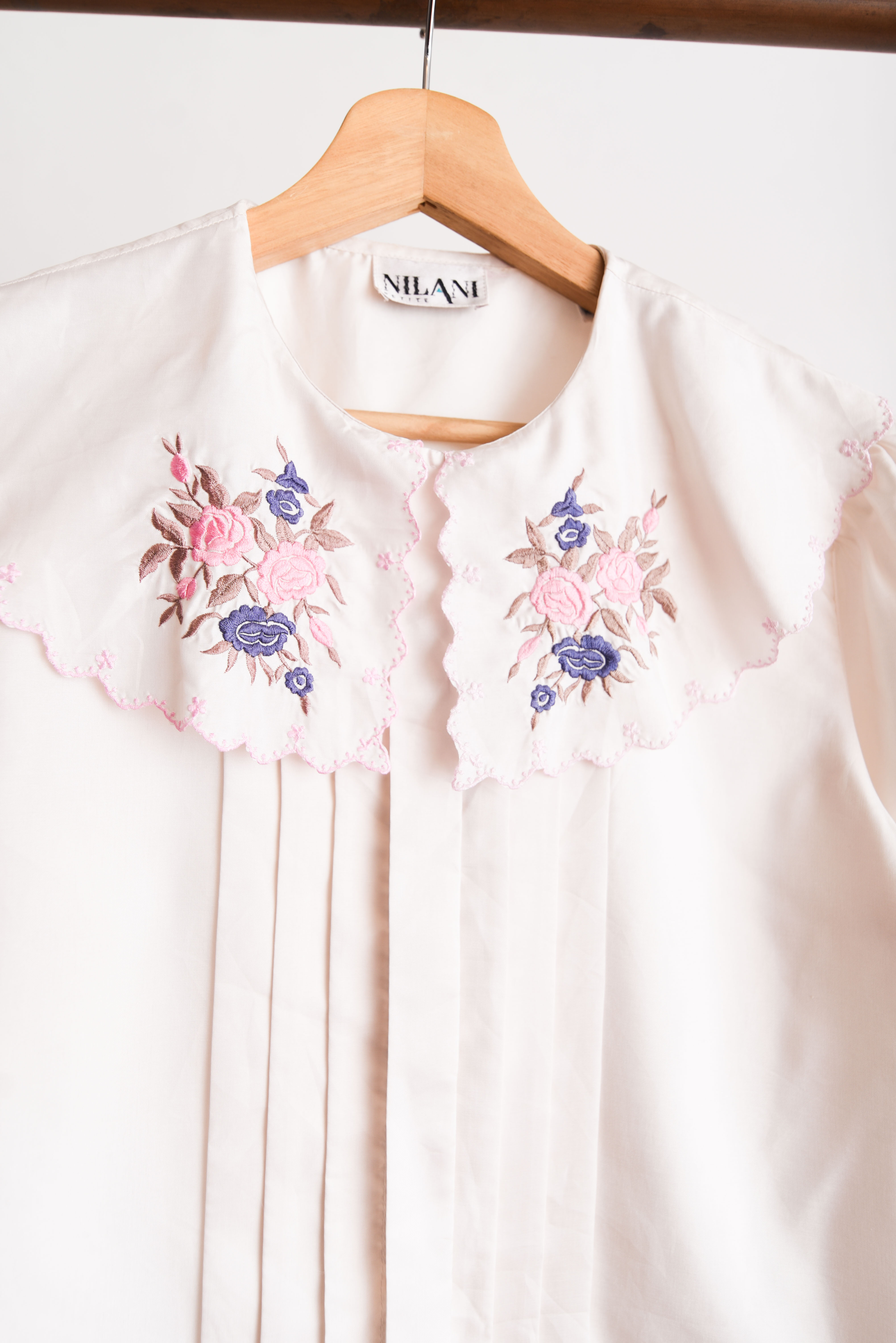 Blusa vintage marfil cuello bobo bordado