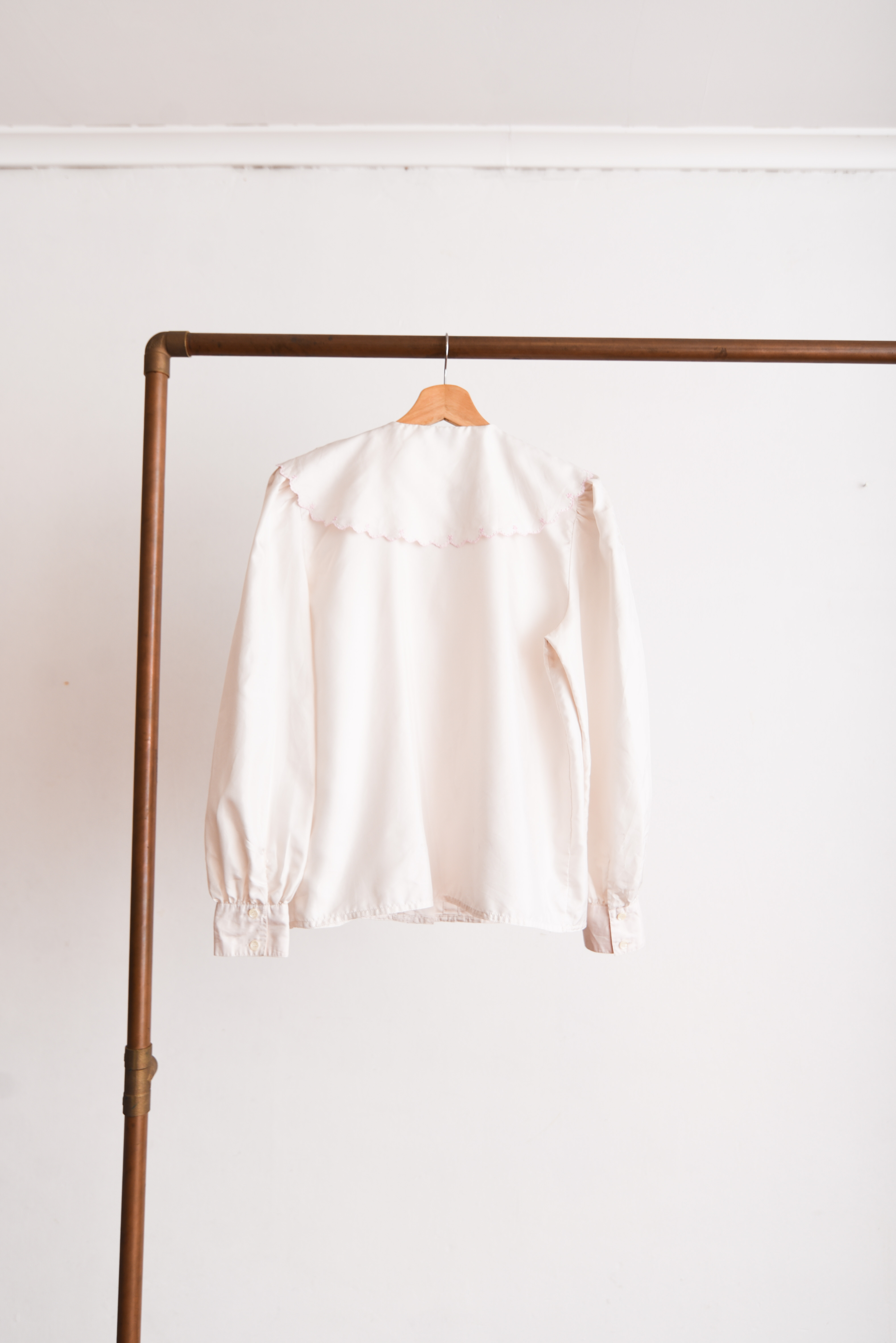 Blusa vintage marfil cuello bobo bordado