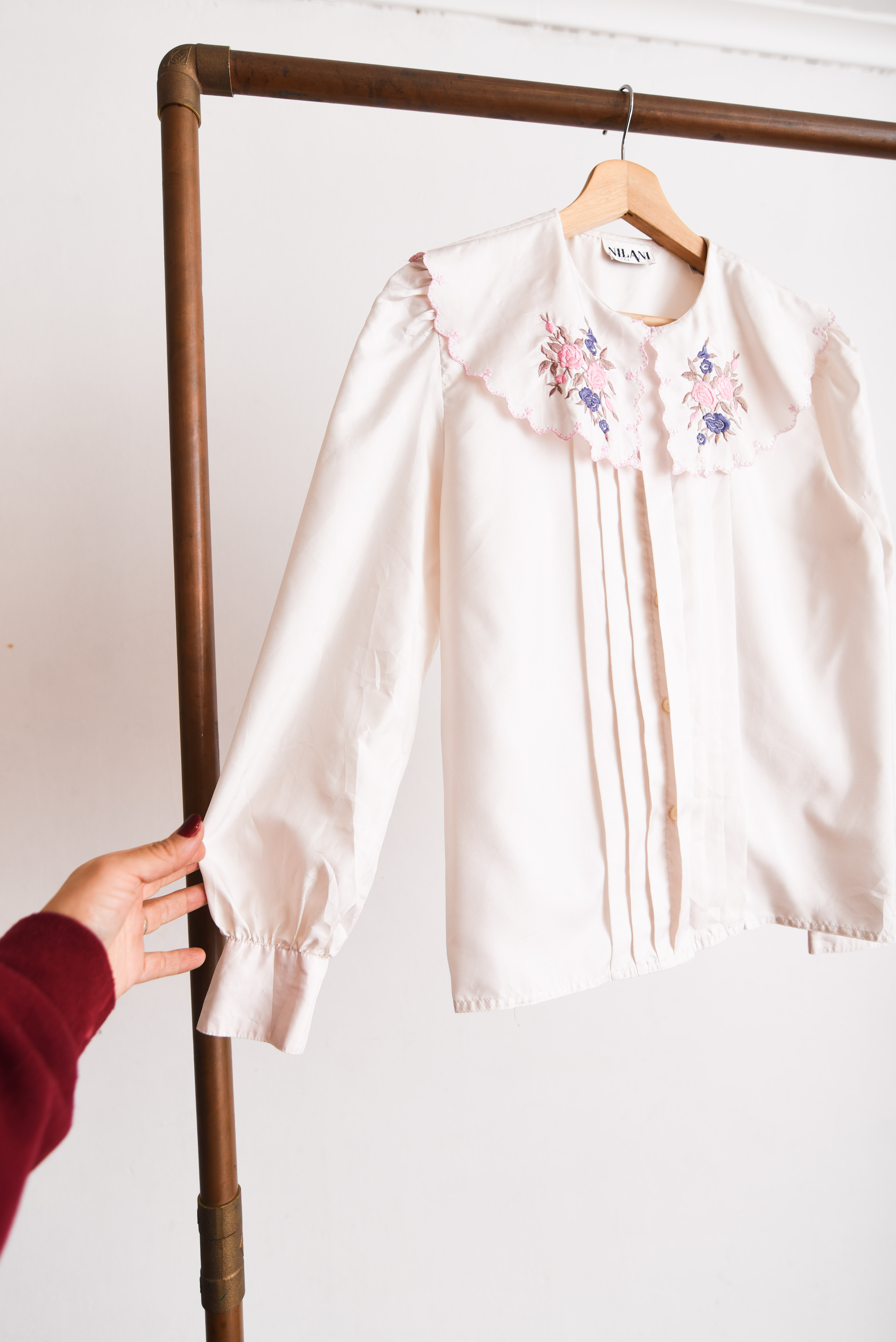 Blusa vintage marfil cuello bobo bordado