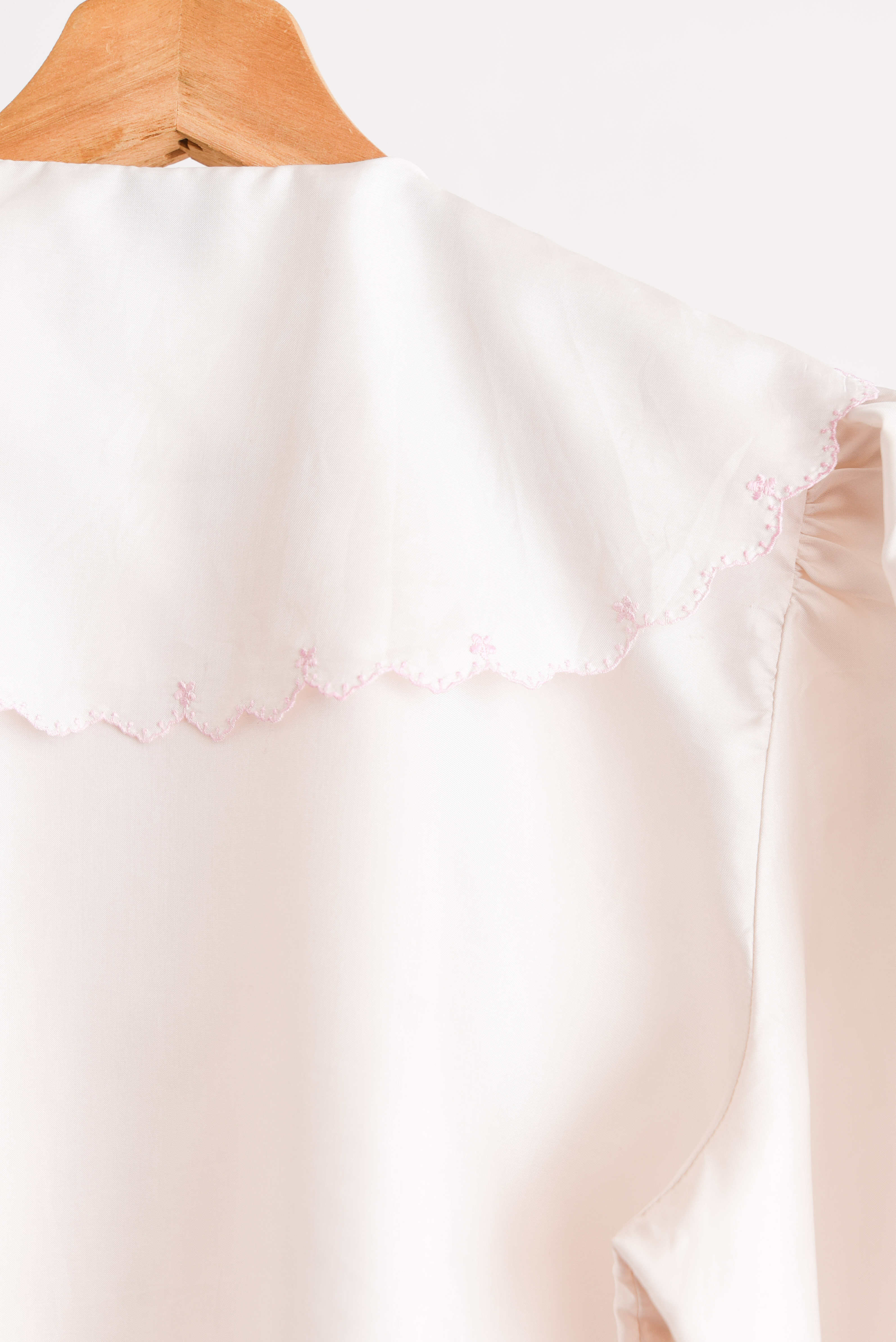 Blusa vintage marfil cuello bobo bordado