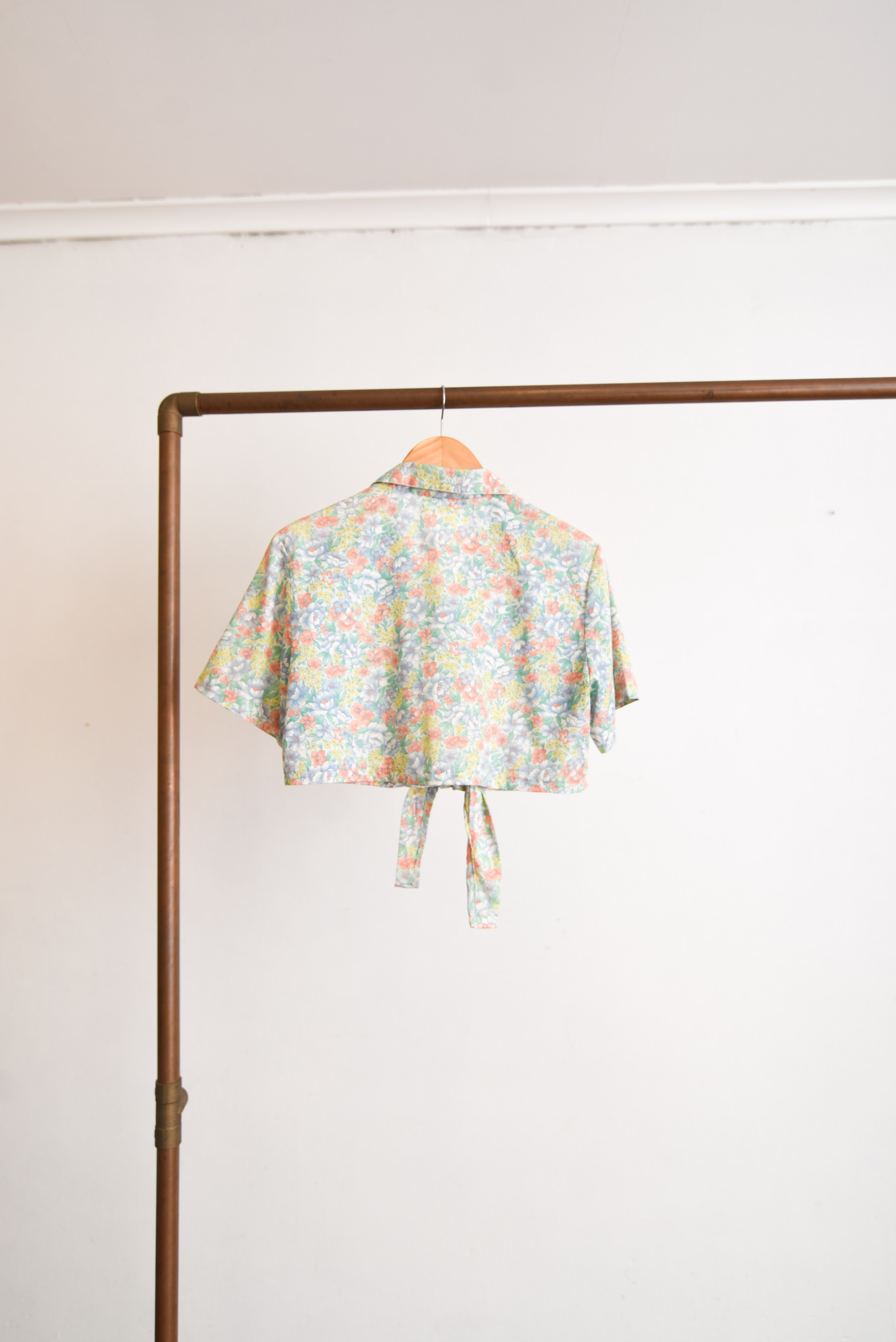 Blusa crop lazito pastel floral vntg