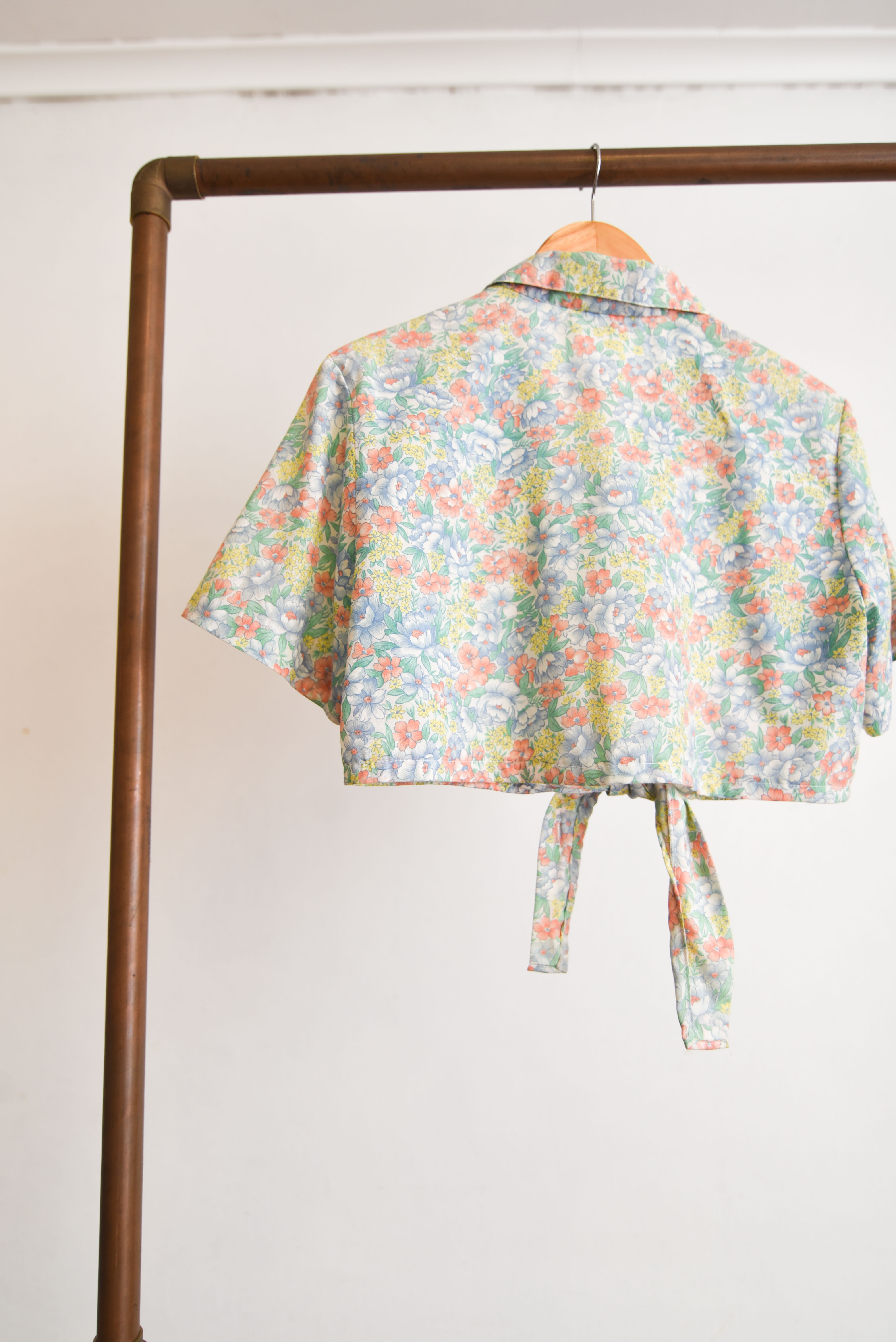 Blusa crop lazito pastel floral vntg