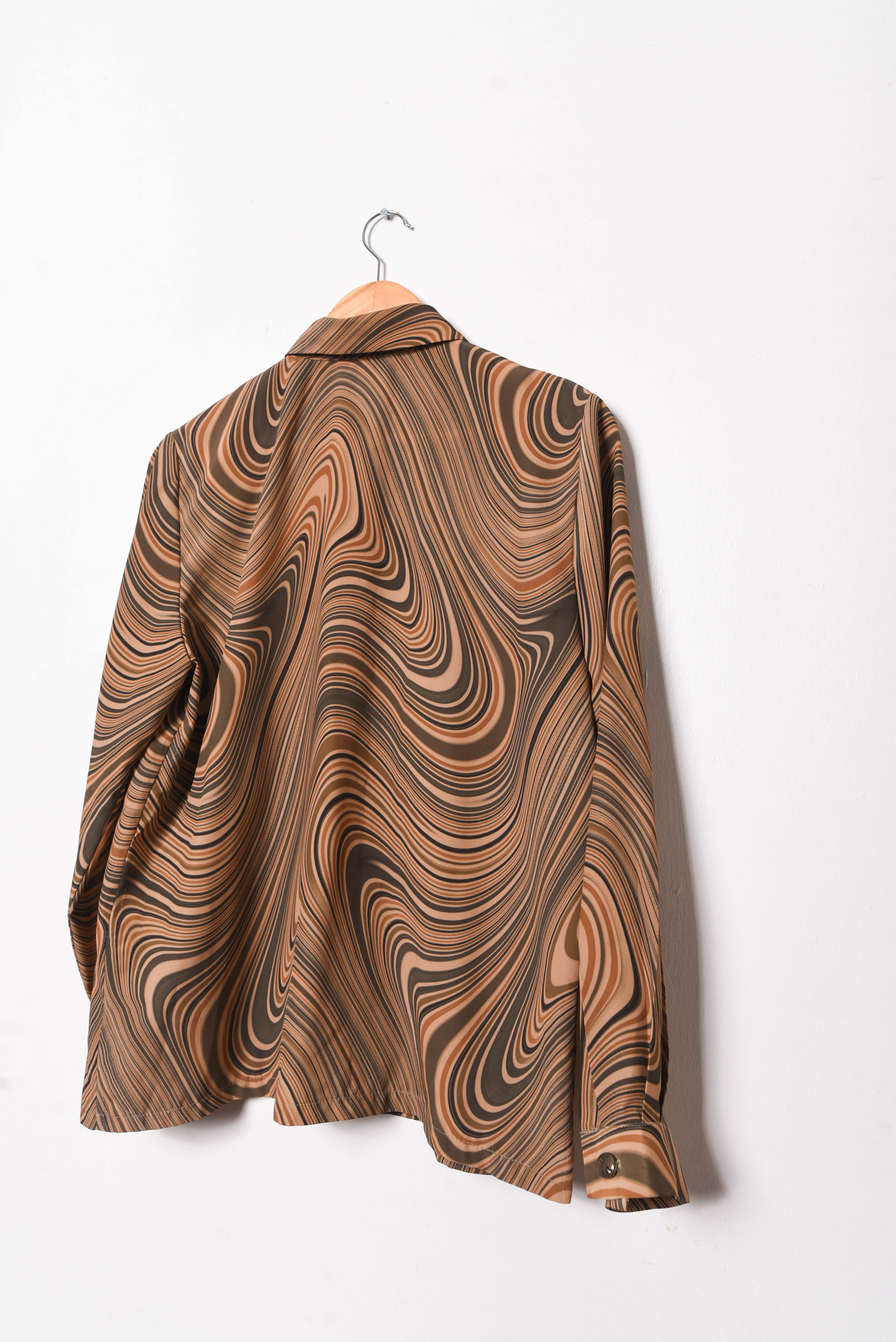 Blusa café y verde ondas