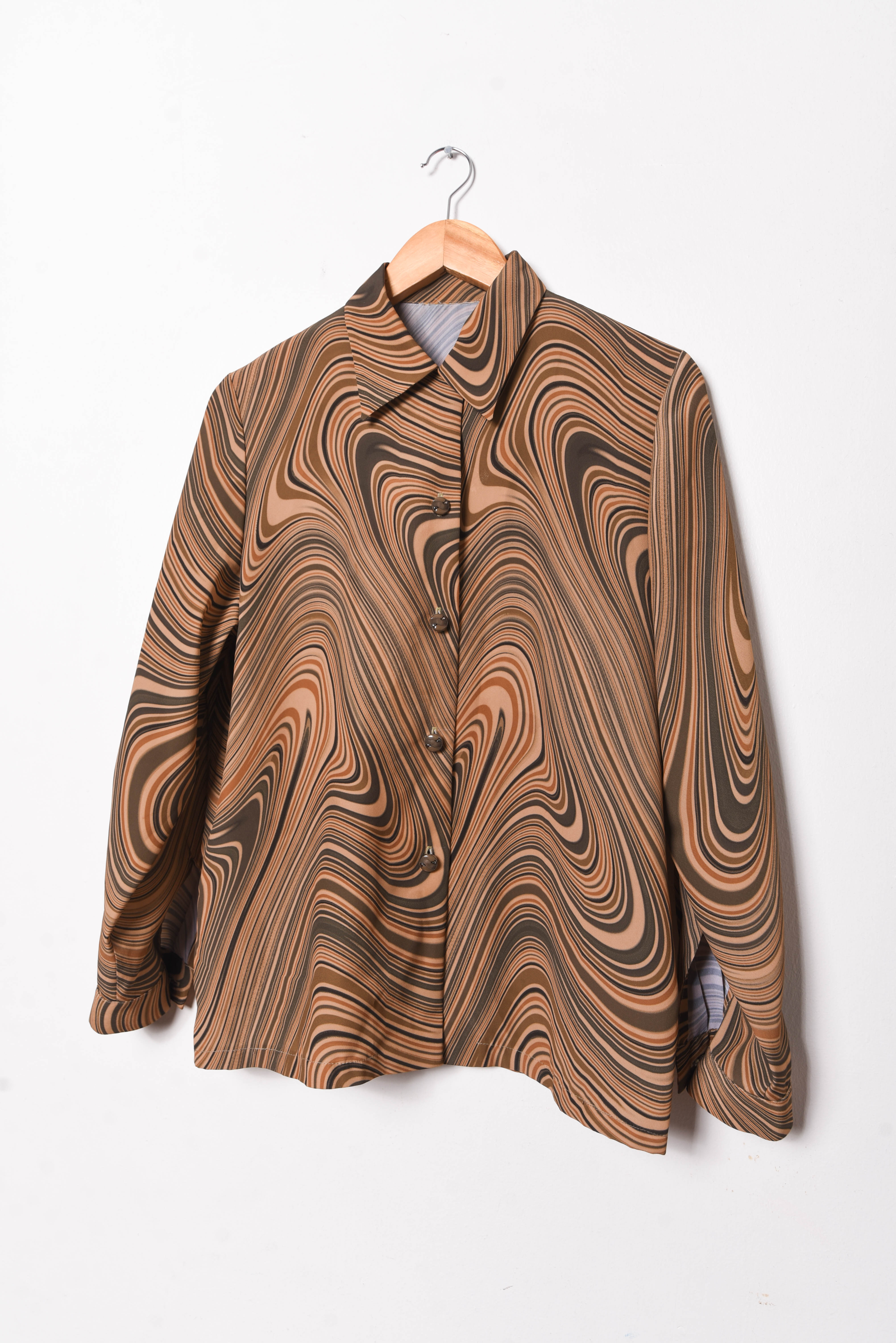 Blusa café y verde ondas