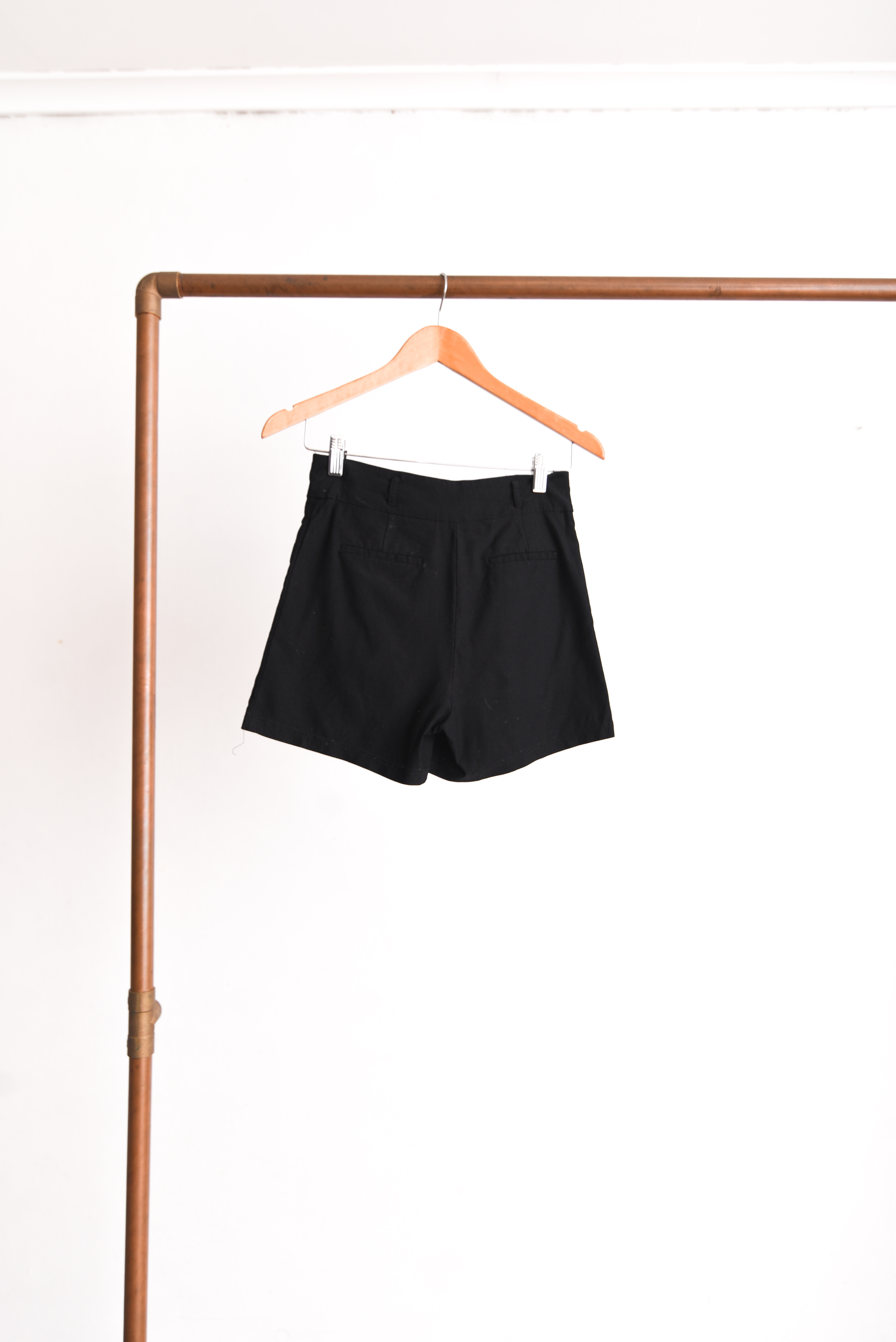 Short negro tiro alto