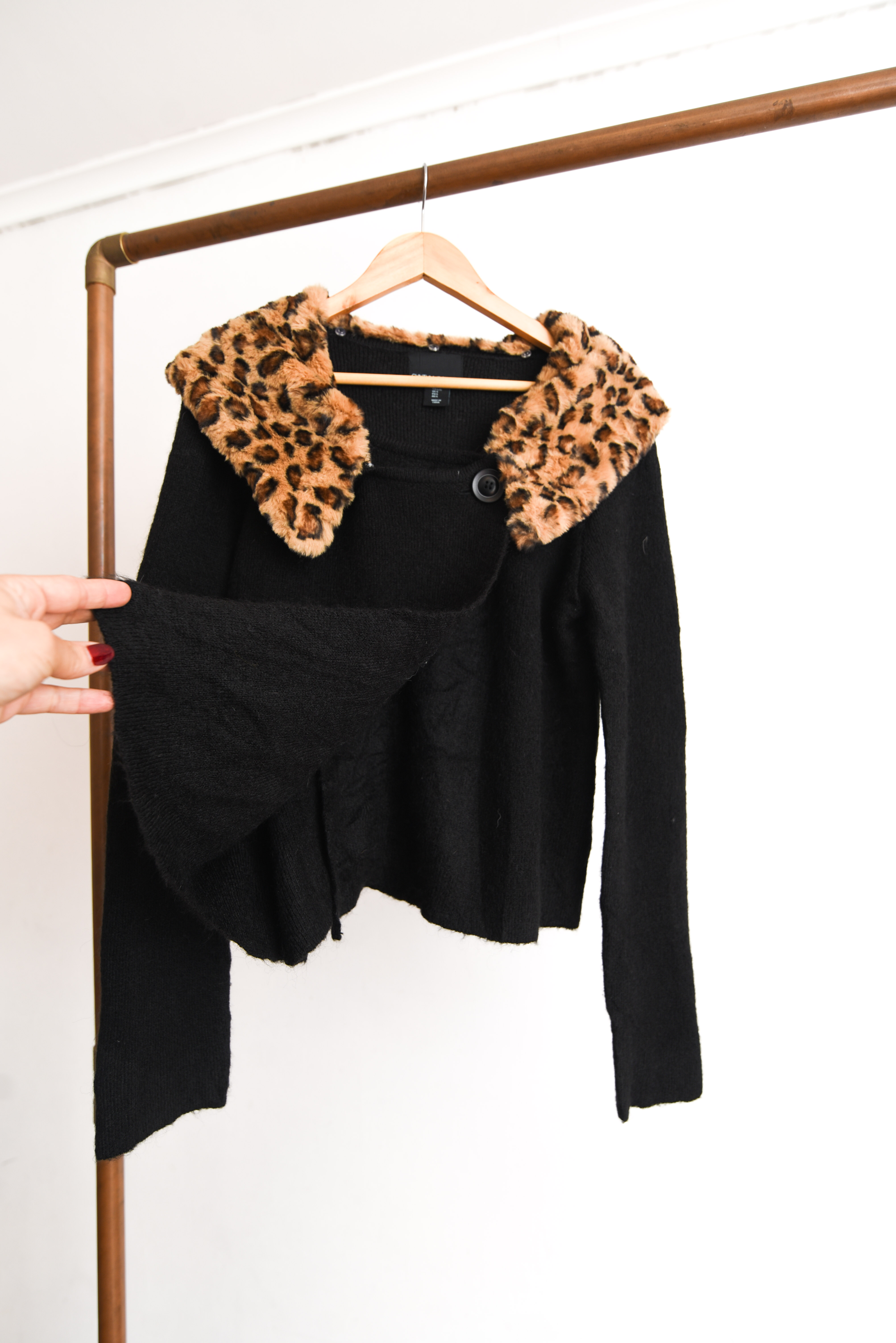 Cardigan negro cuellito animal print