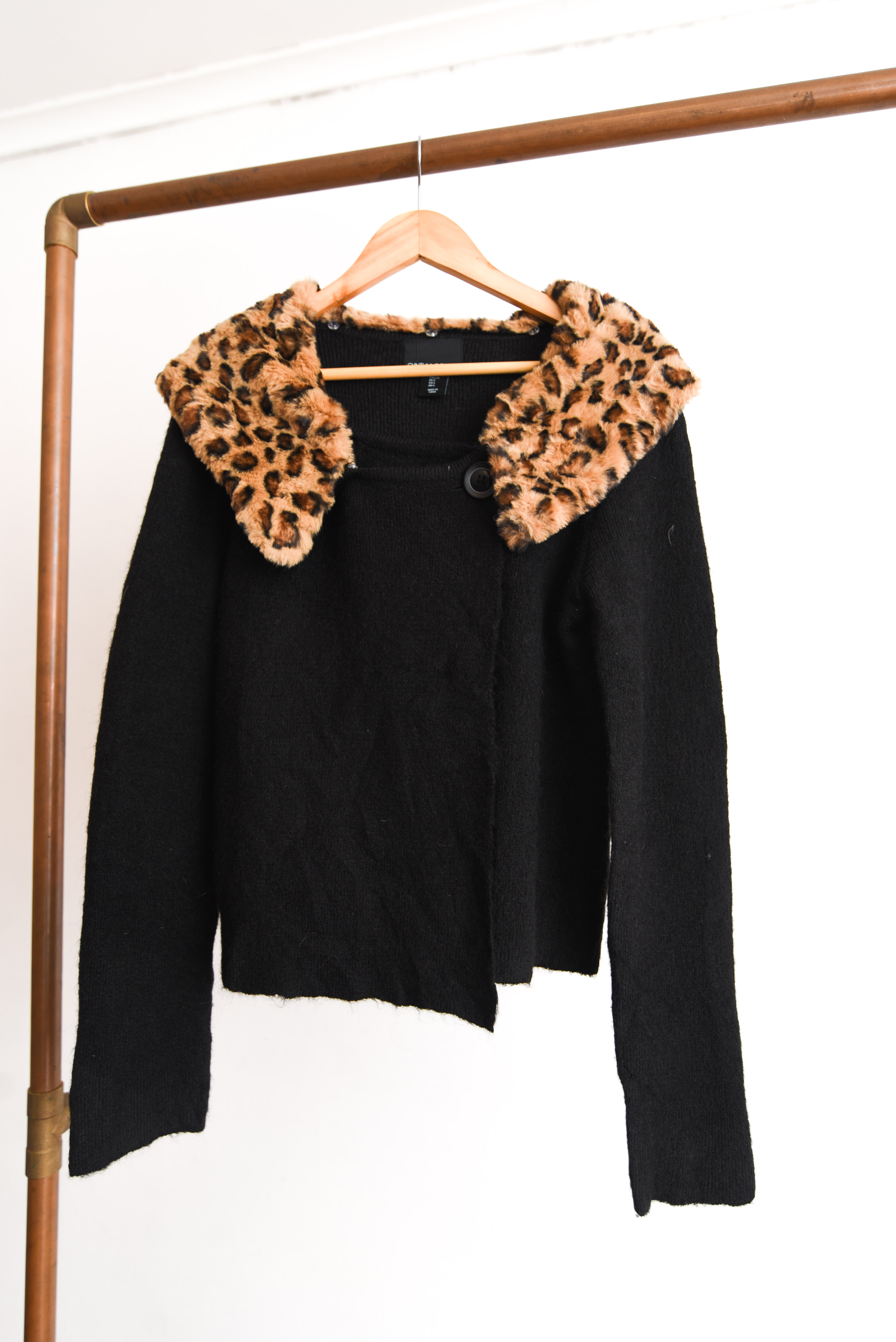 Cardigan negro cuellito animal print