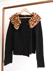 Cardigan negro cuellito animal print
