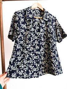 Blusa azul marino floral vintage