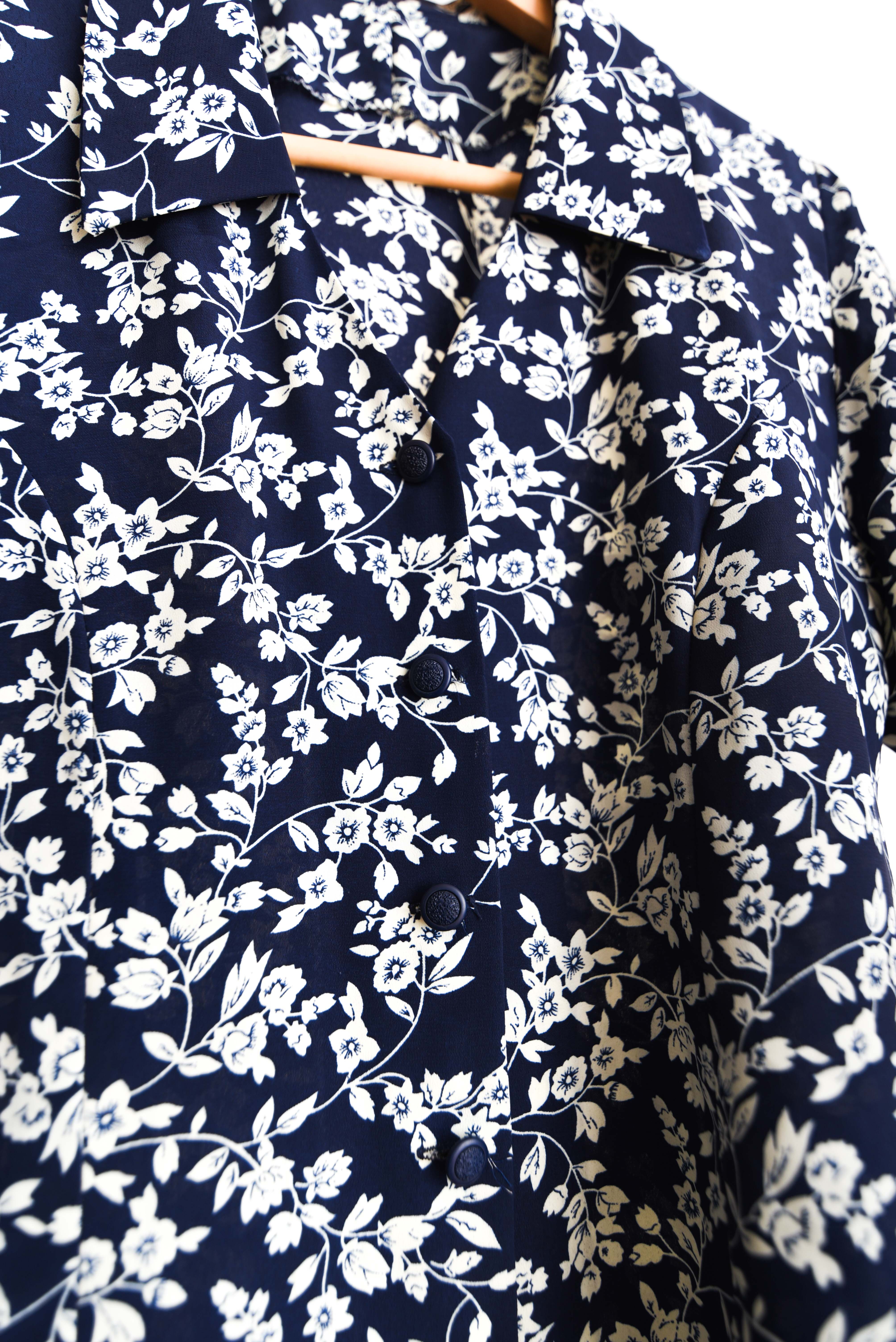 Blusa azul marino floral vintage