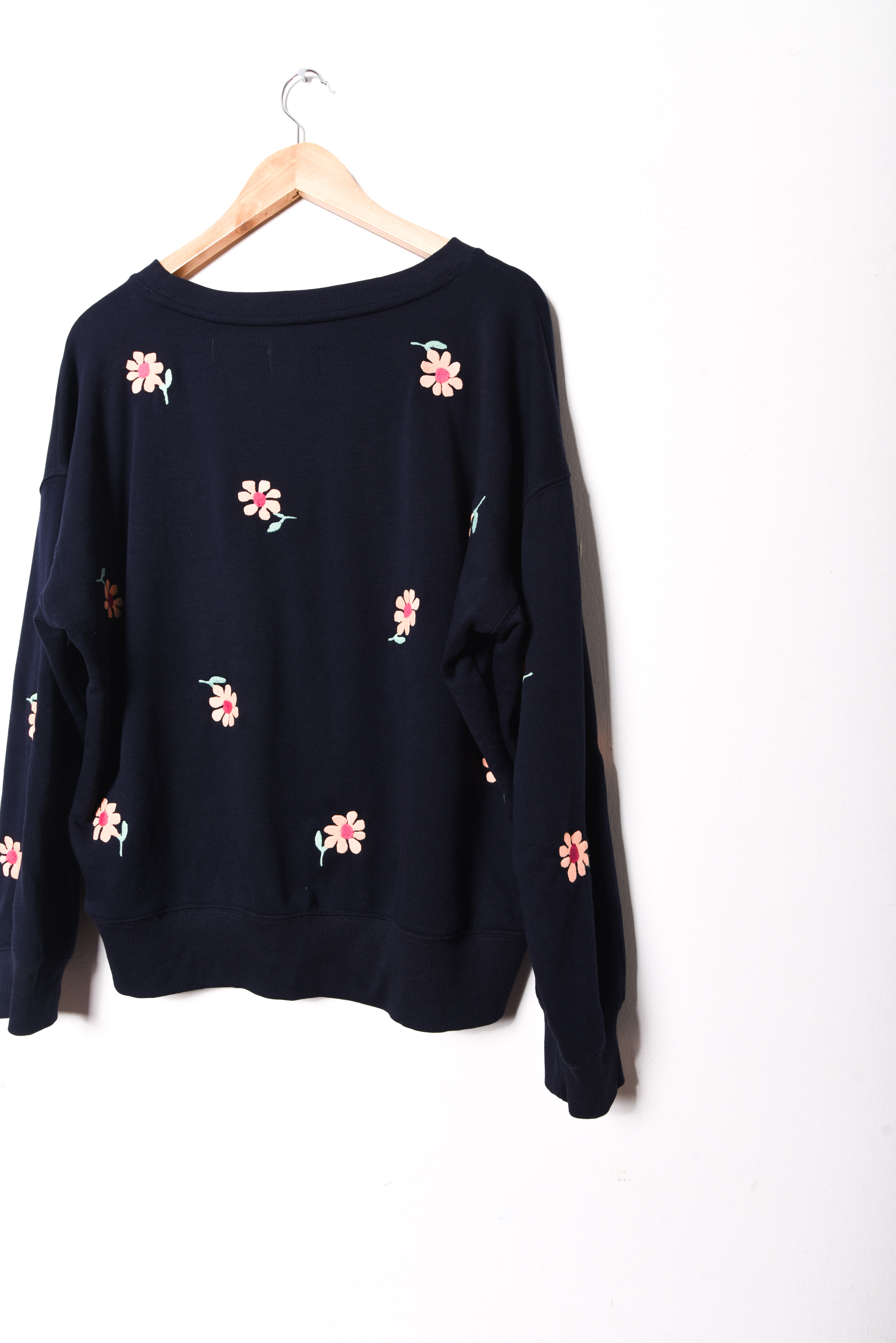 Polerón azul navy floral bordado