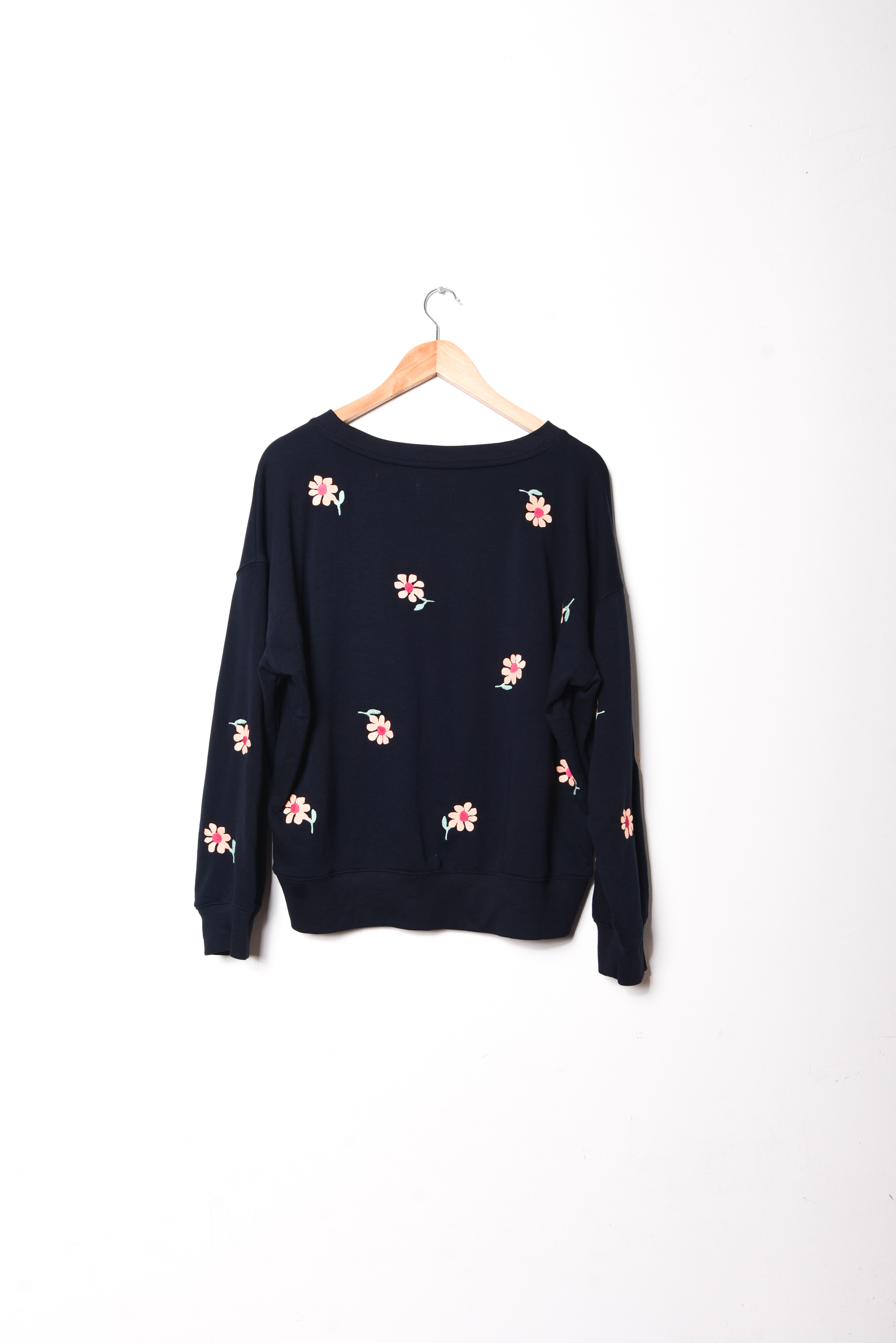 Polerón azul navy floral bordado