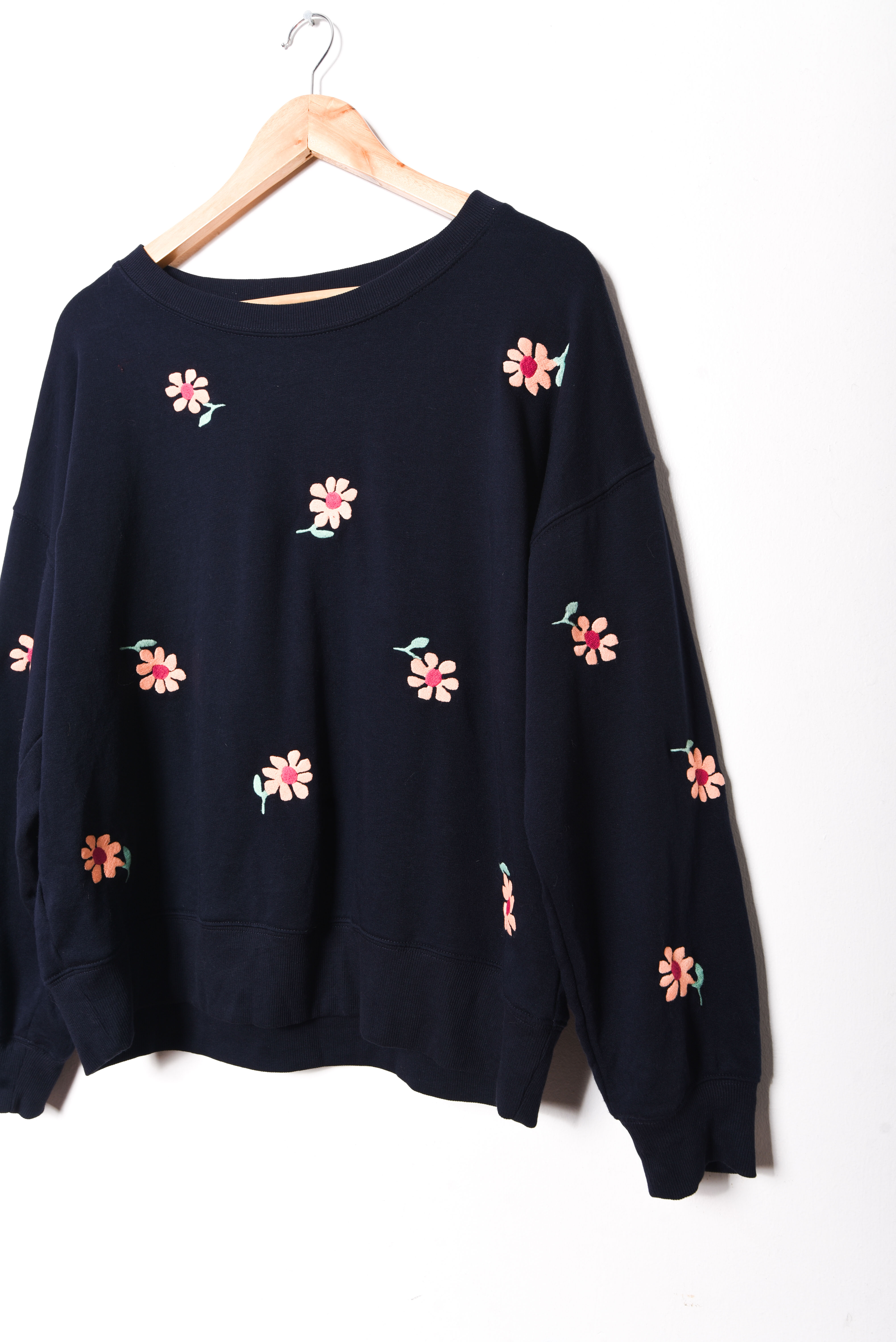 Polerón azul navy floral bordado