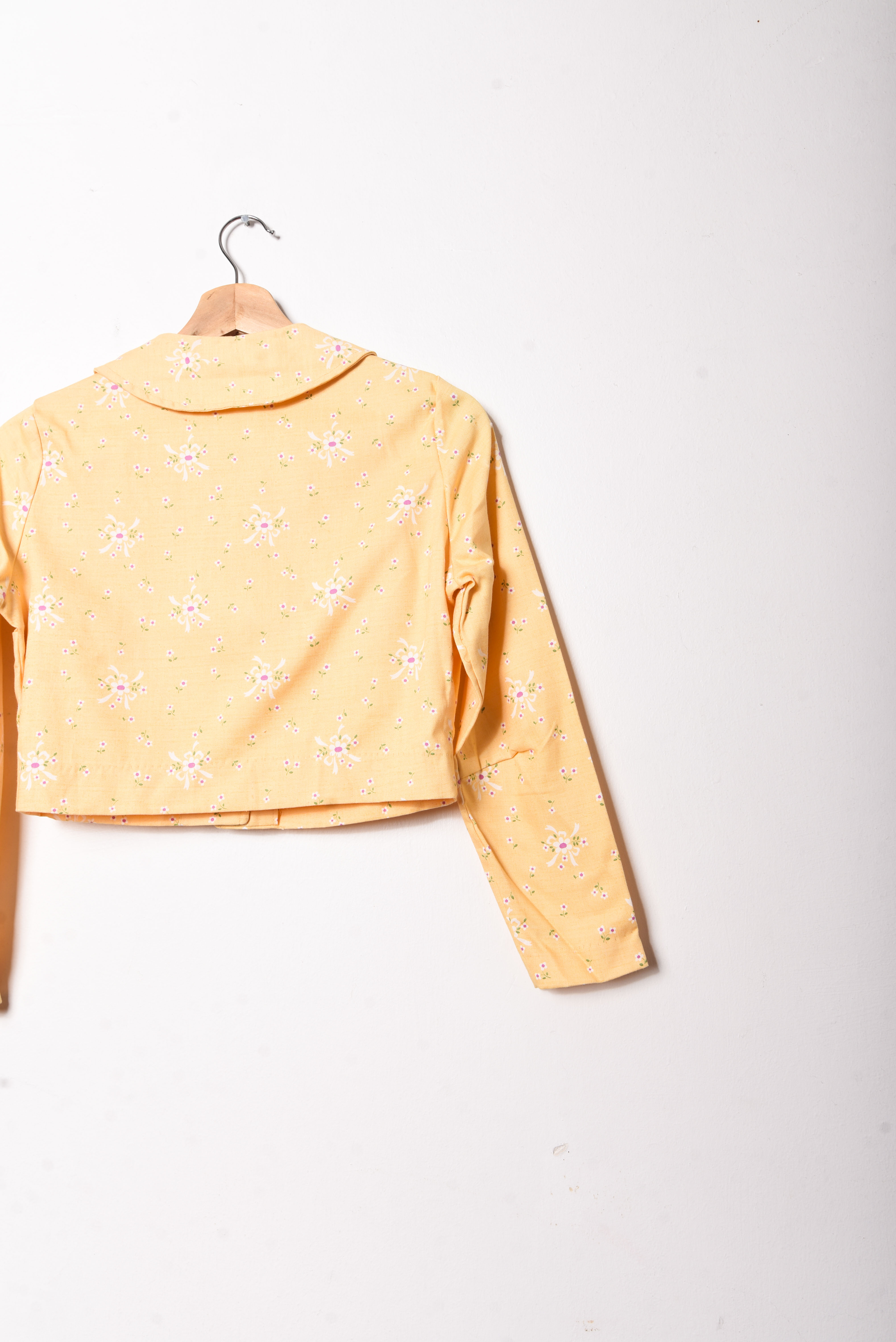 Chaqueta amarilla florecitas 60s