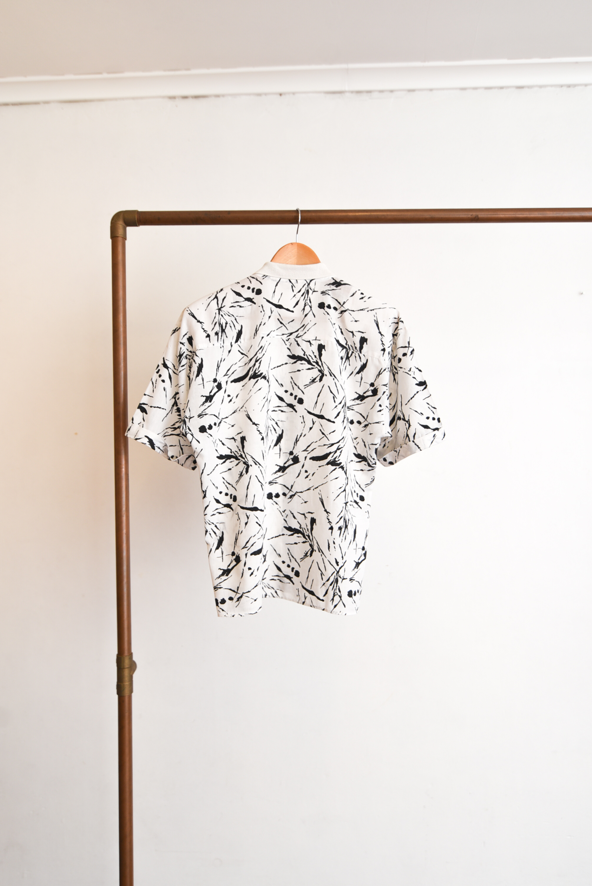 Camisa b&w vintage pinceladas