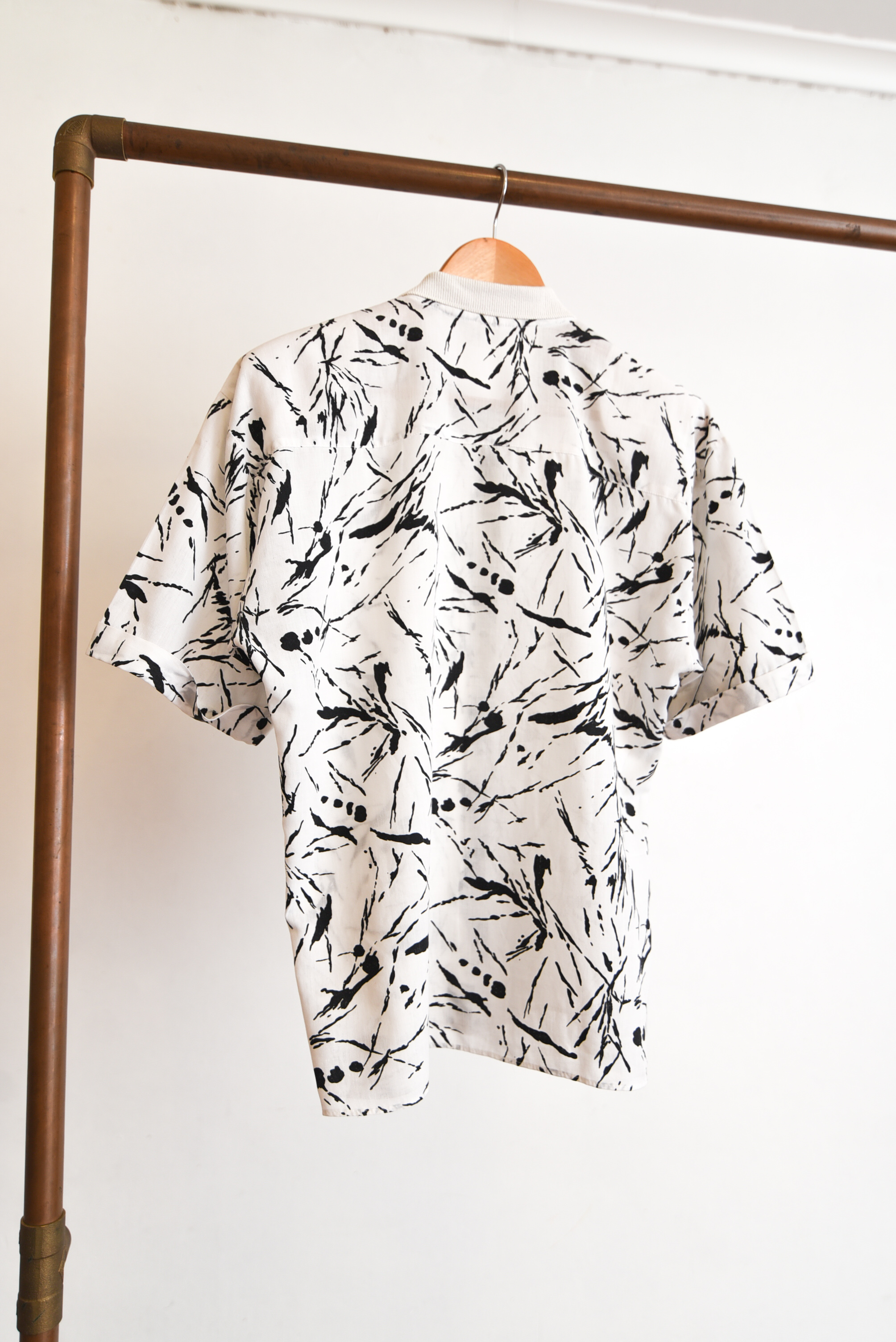 Camisa b&w vintage pinceladas