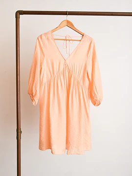 Vestido peach satinado globo