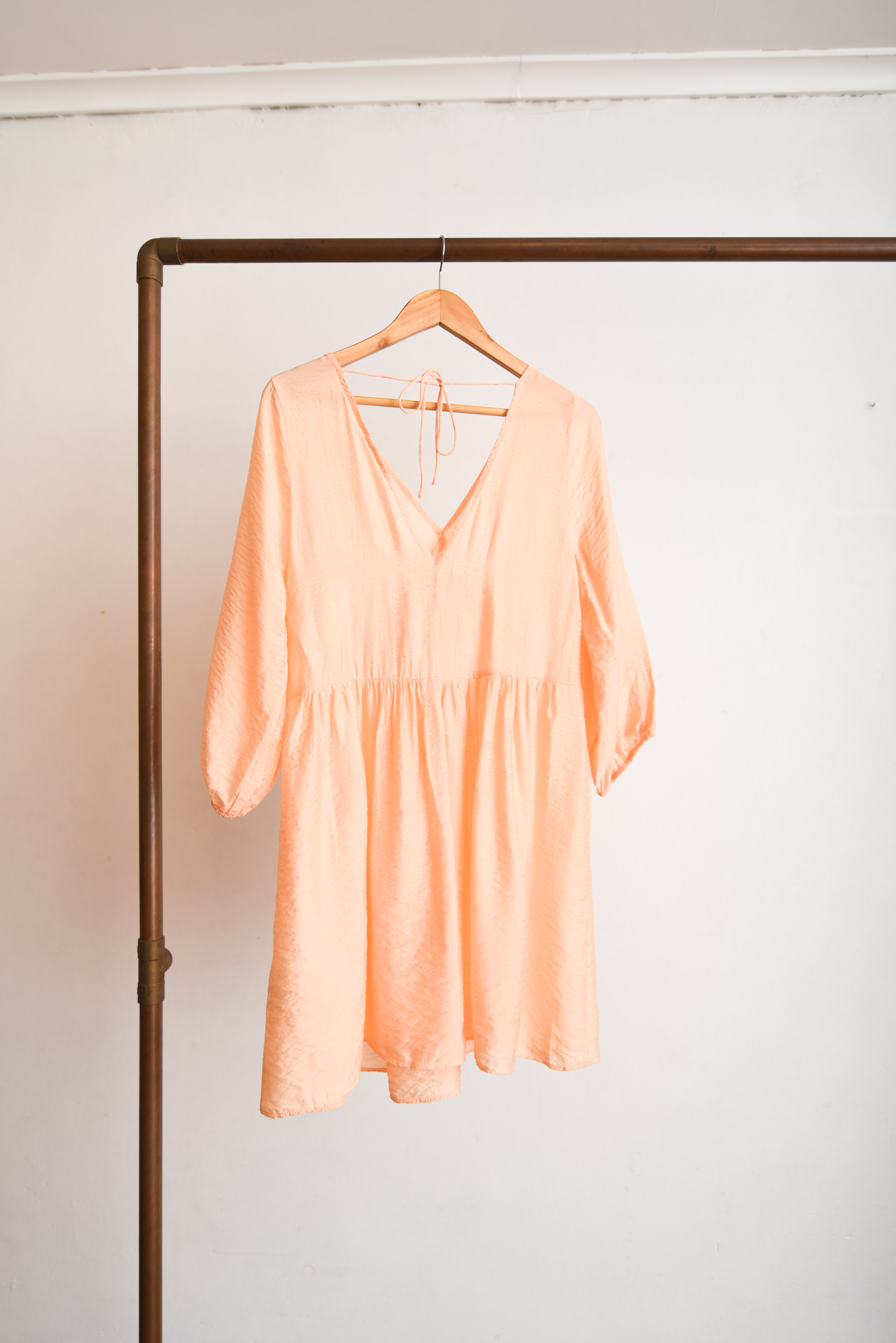 Vestido peach satinado globo