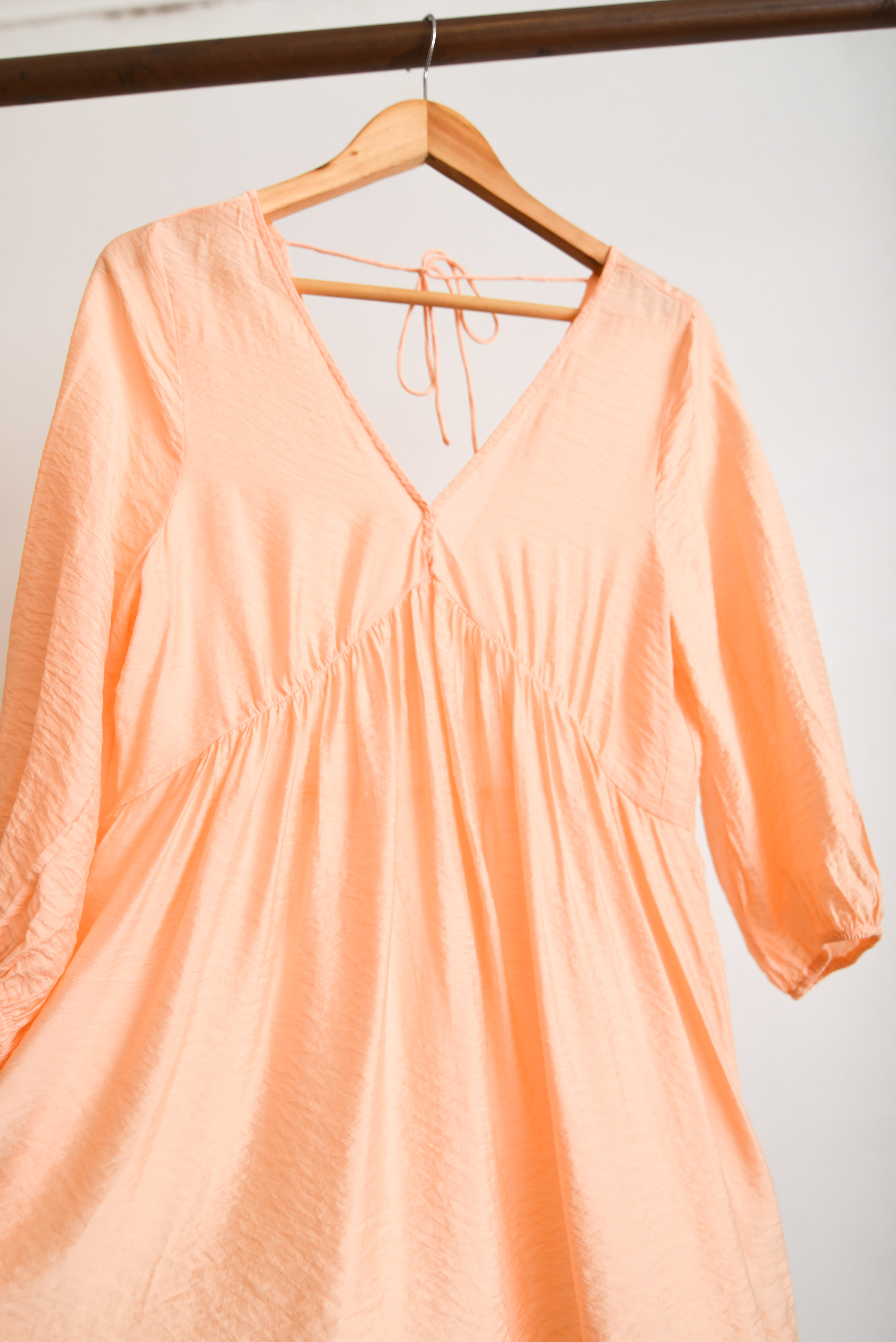 Vestido peach satinado globo