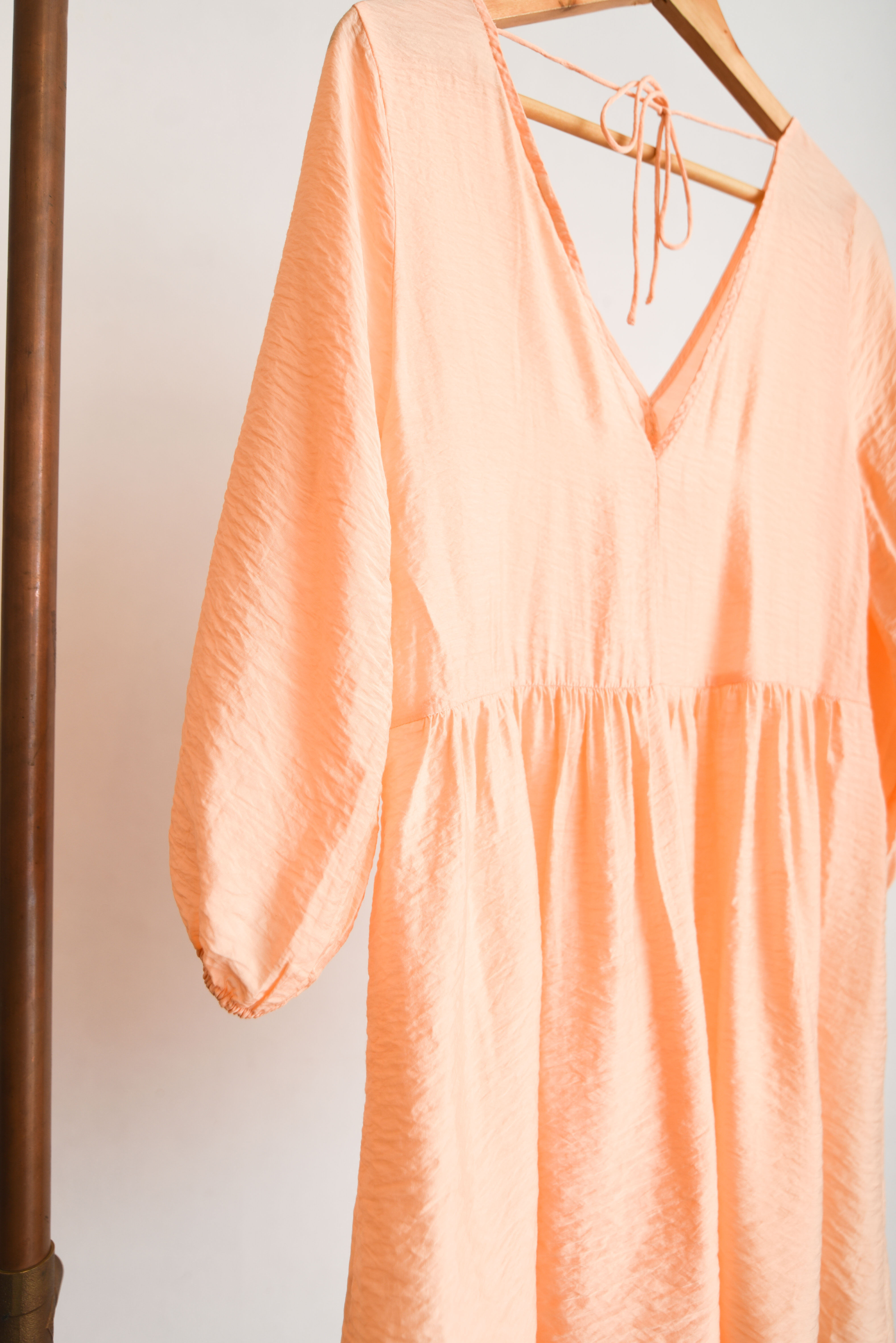 Vestido peach satinado globo