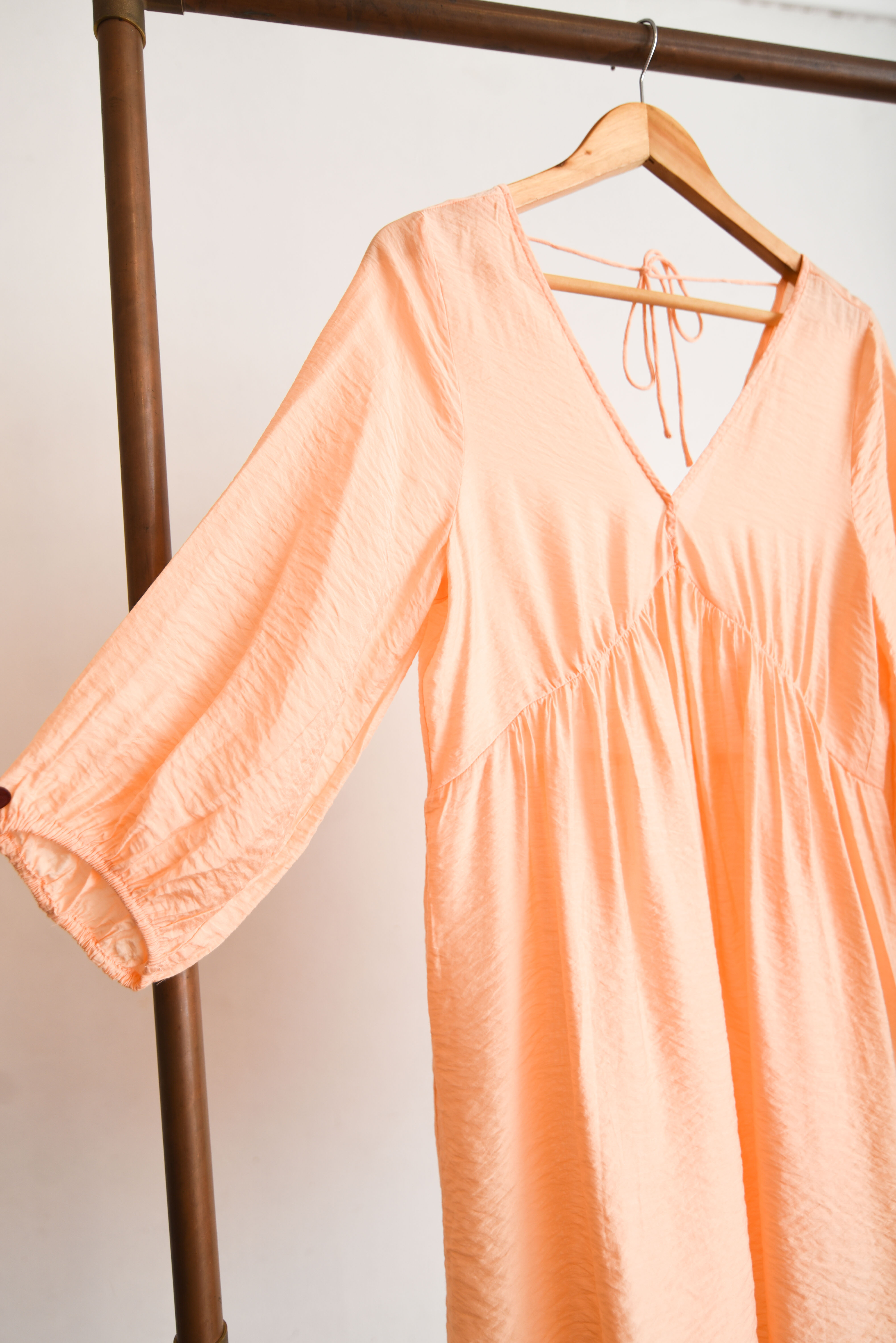 Vestido peach satinado globo