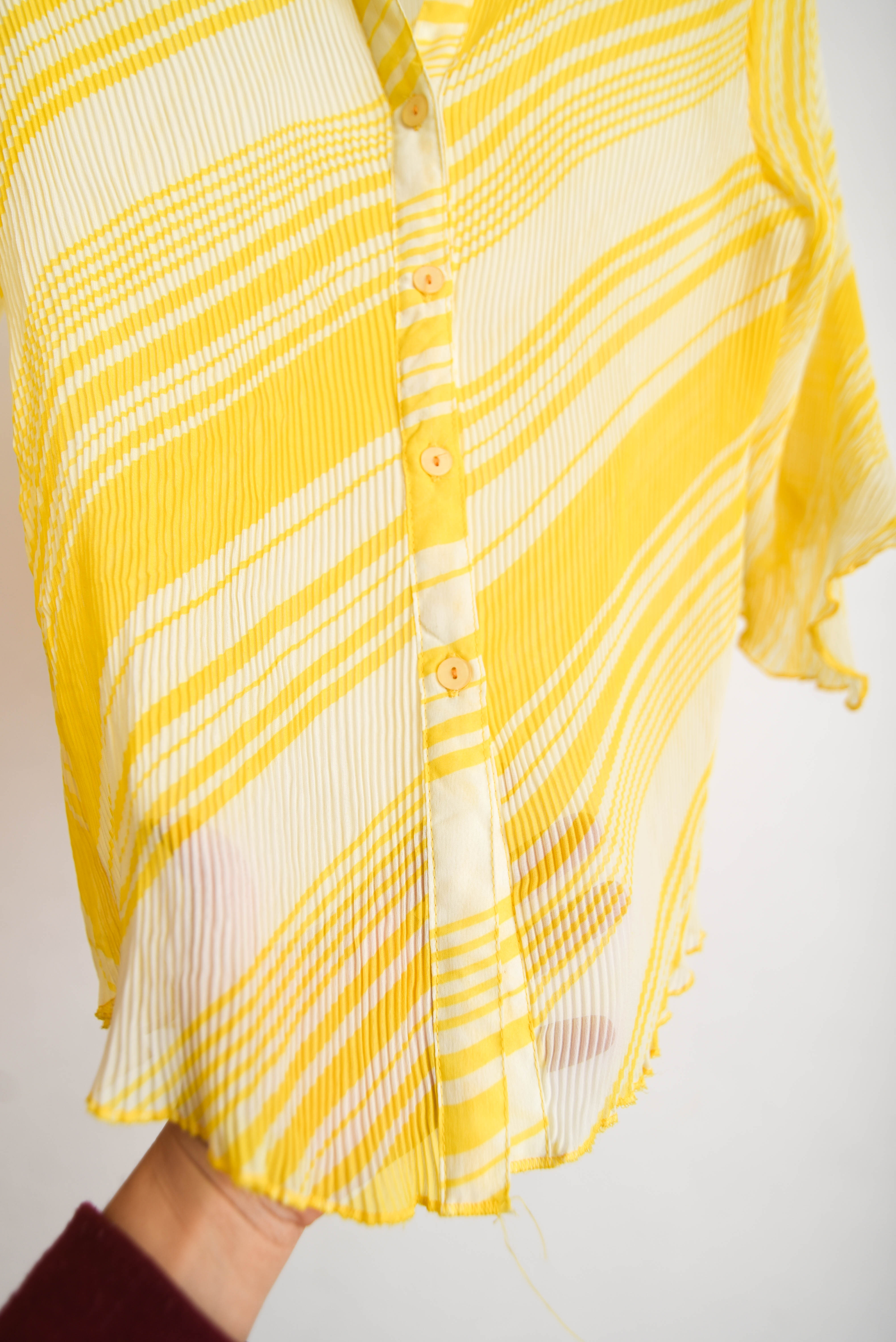 Blusa amarilla plisada