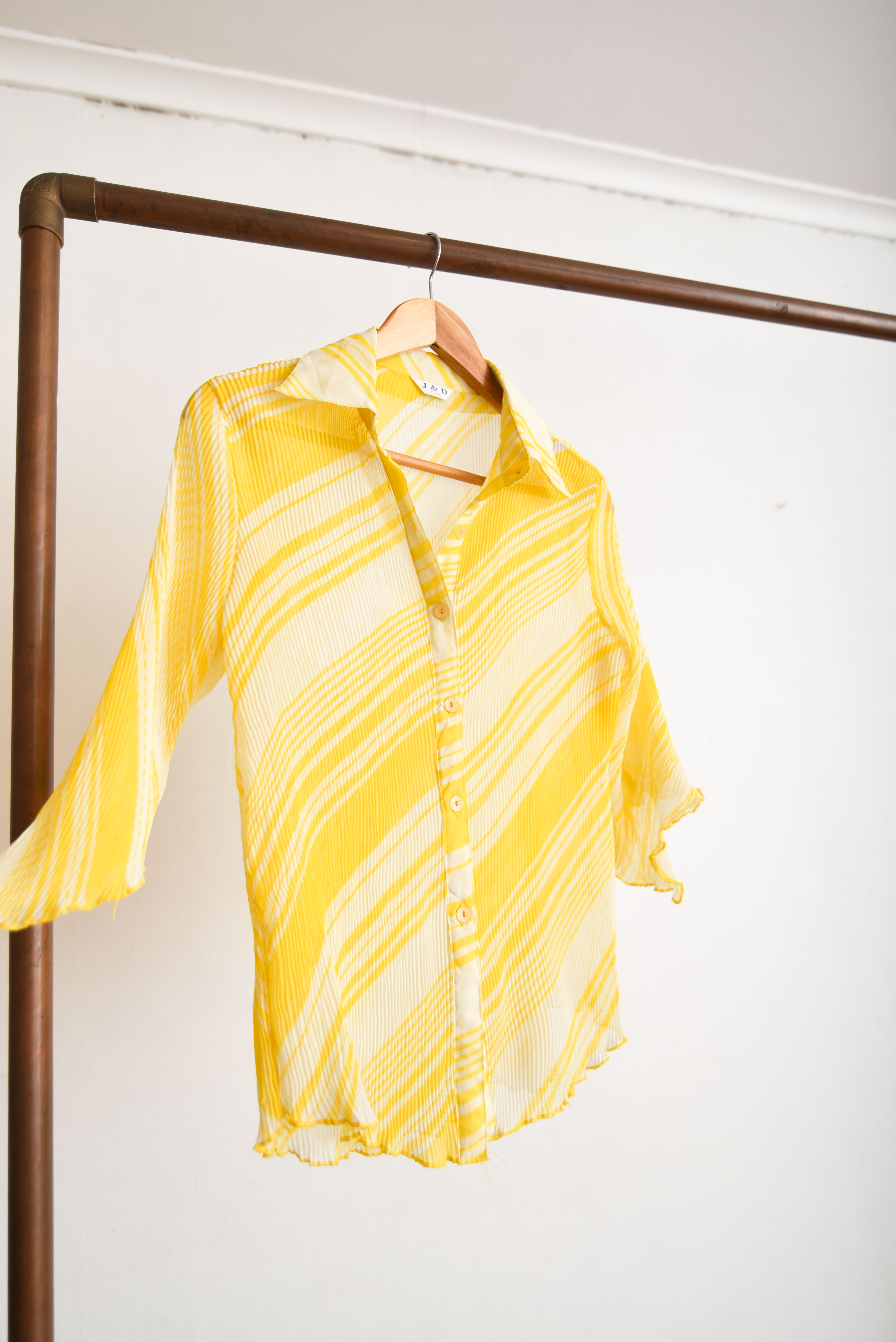 Blusa amarilla plisada