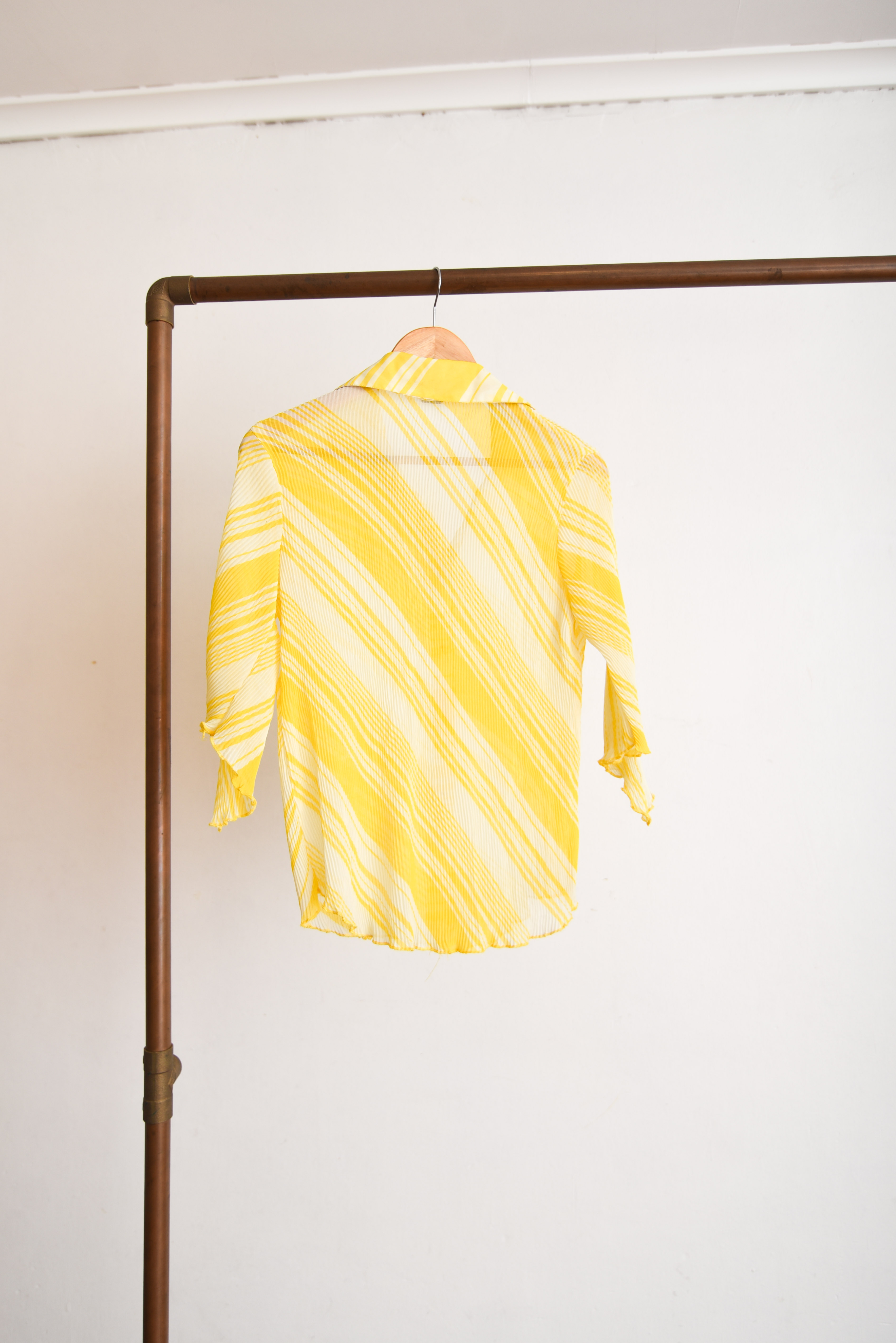 Blusa amarilla plisada