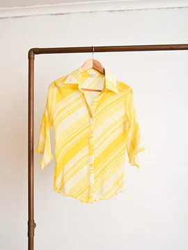 Blusa amarilla plisada