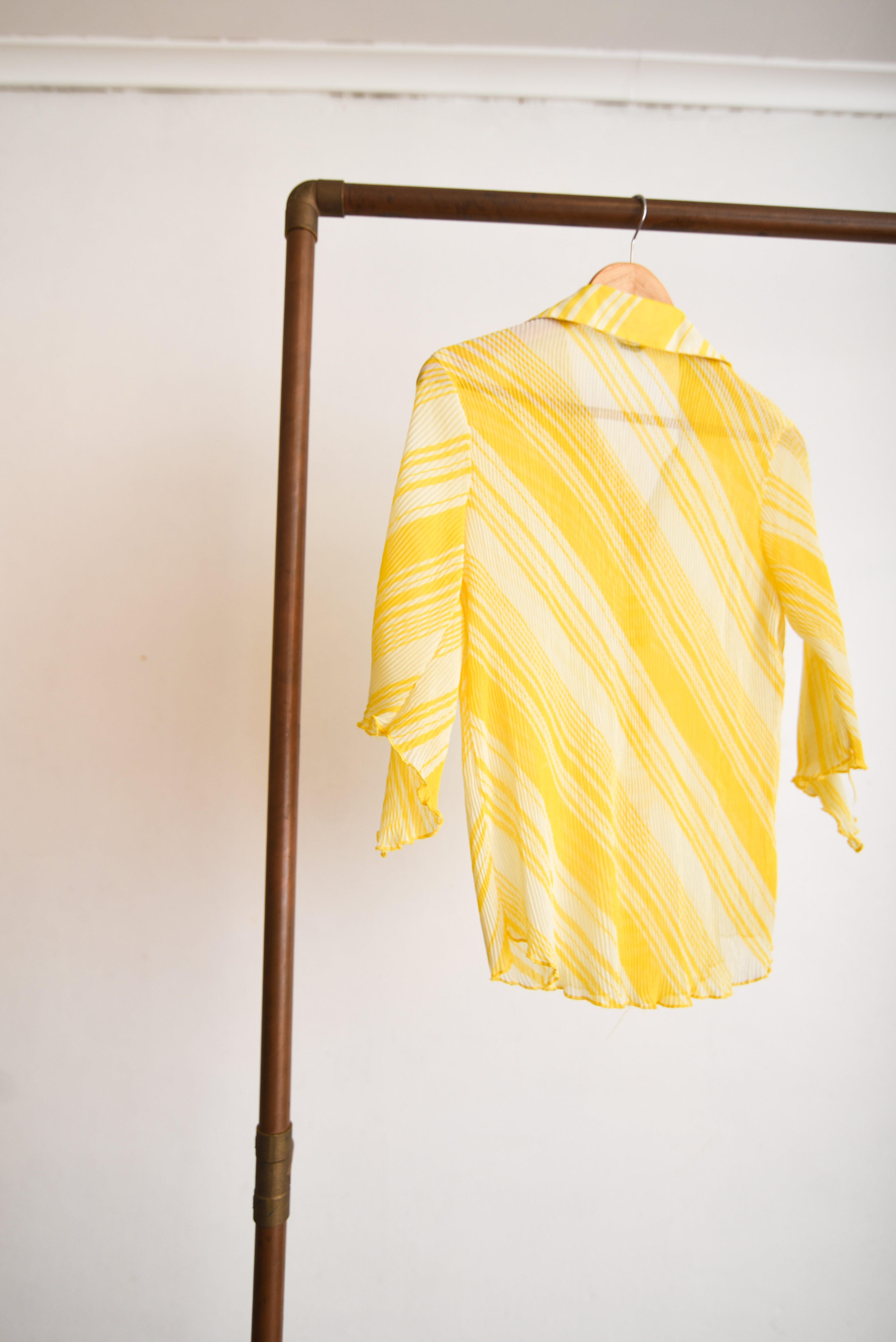 Blusa amarilla plisada