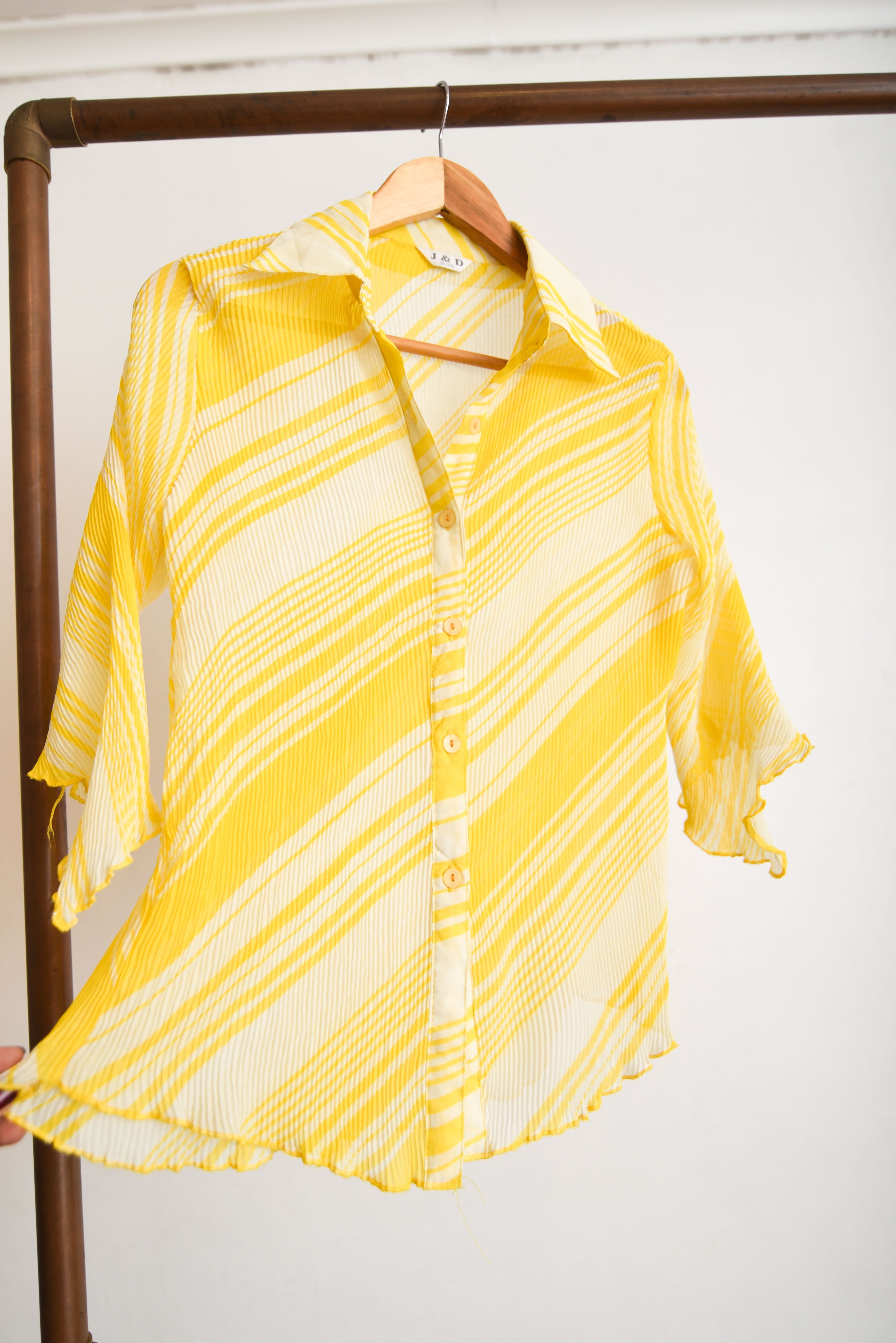 Blusa amarilla plisada