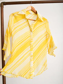 Blusa amarilla plisada