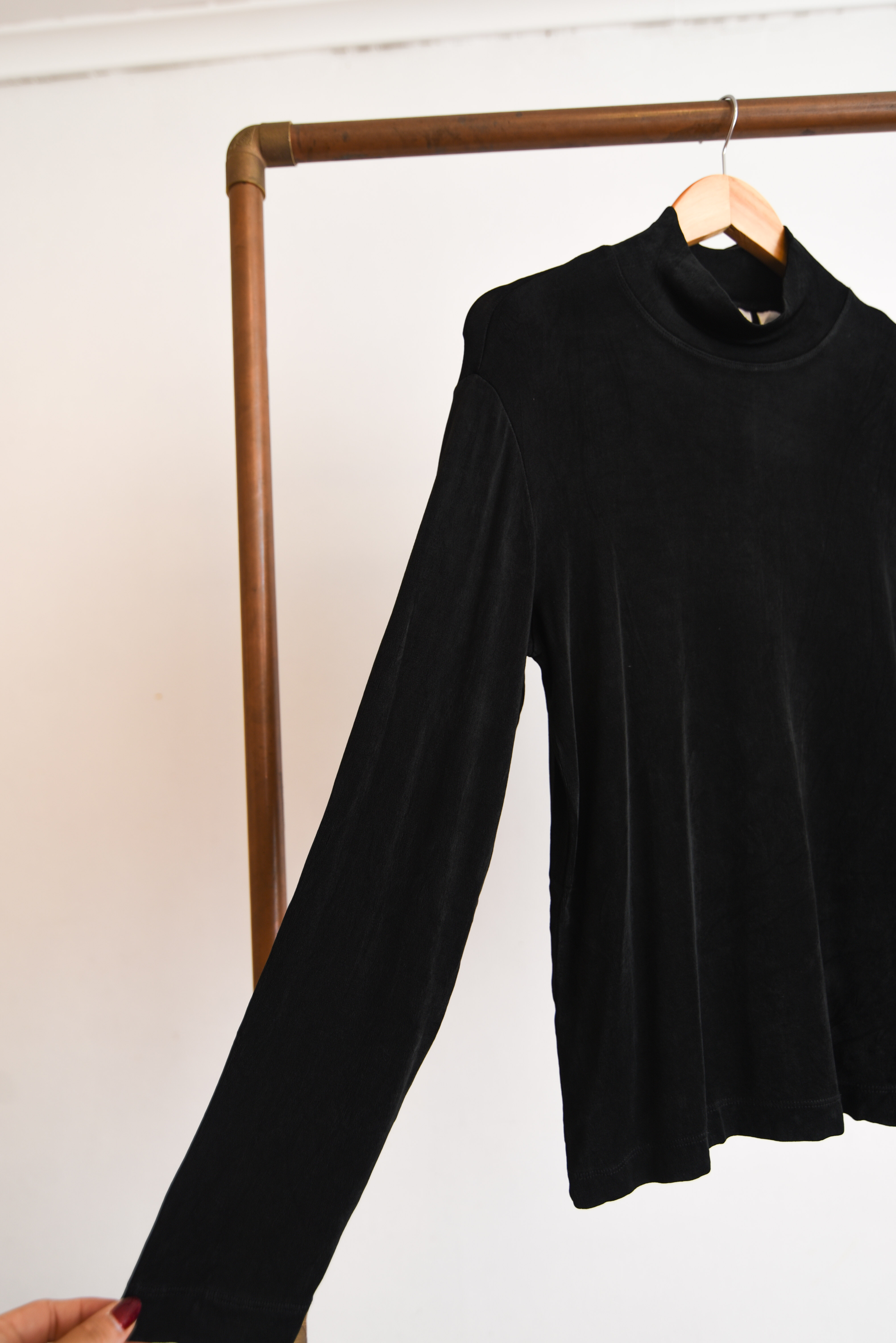 Top cuello alto acetato negro