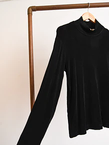 Top cuello alto acetato negro